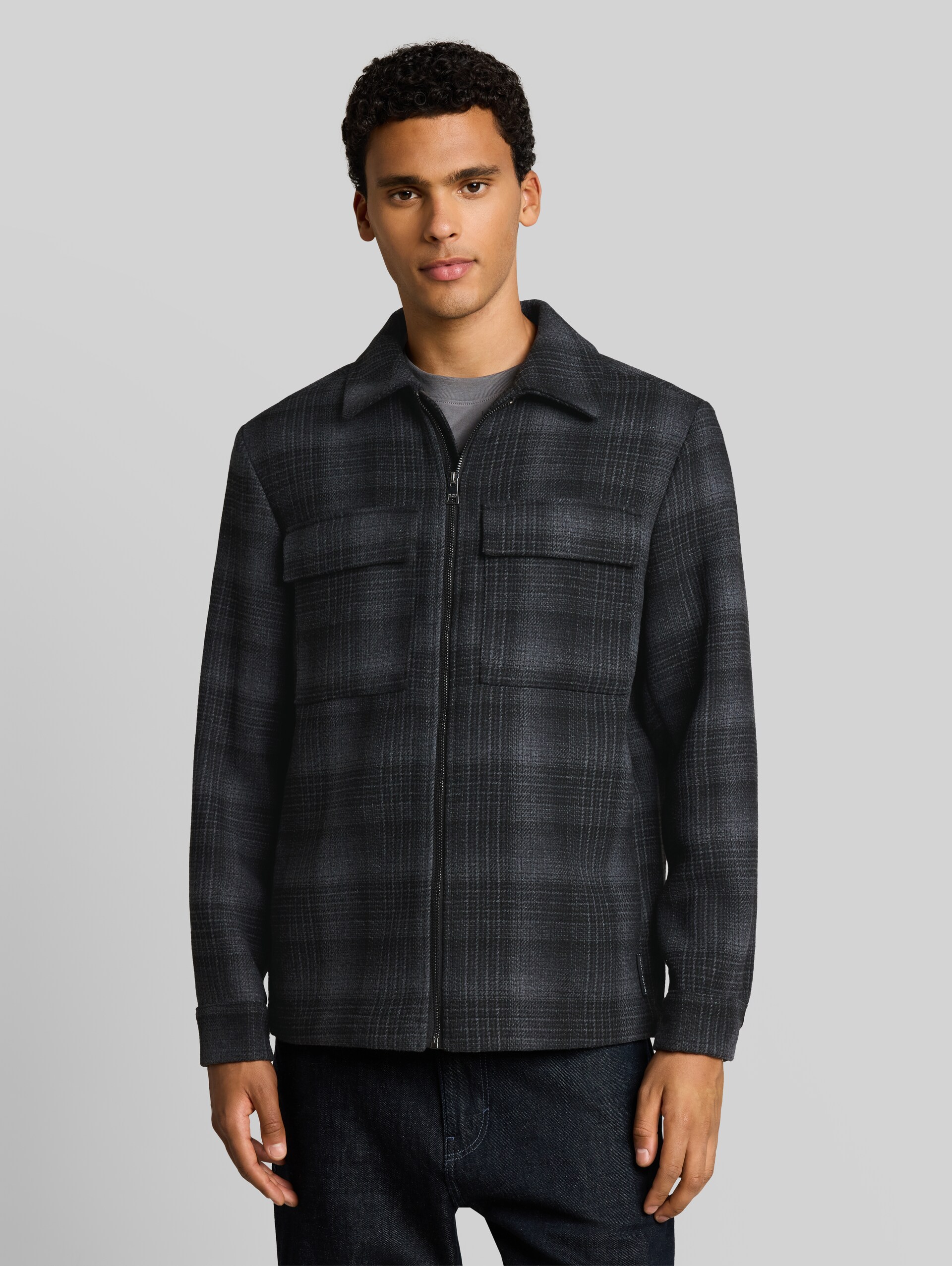 Overshirt met geruite print en relaxte pasvorm - black grey wool check - Model vooraanzicht