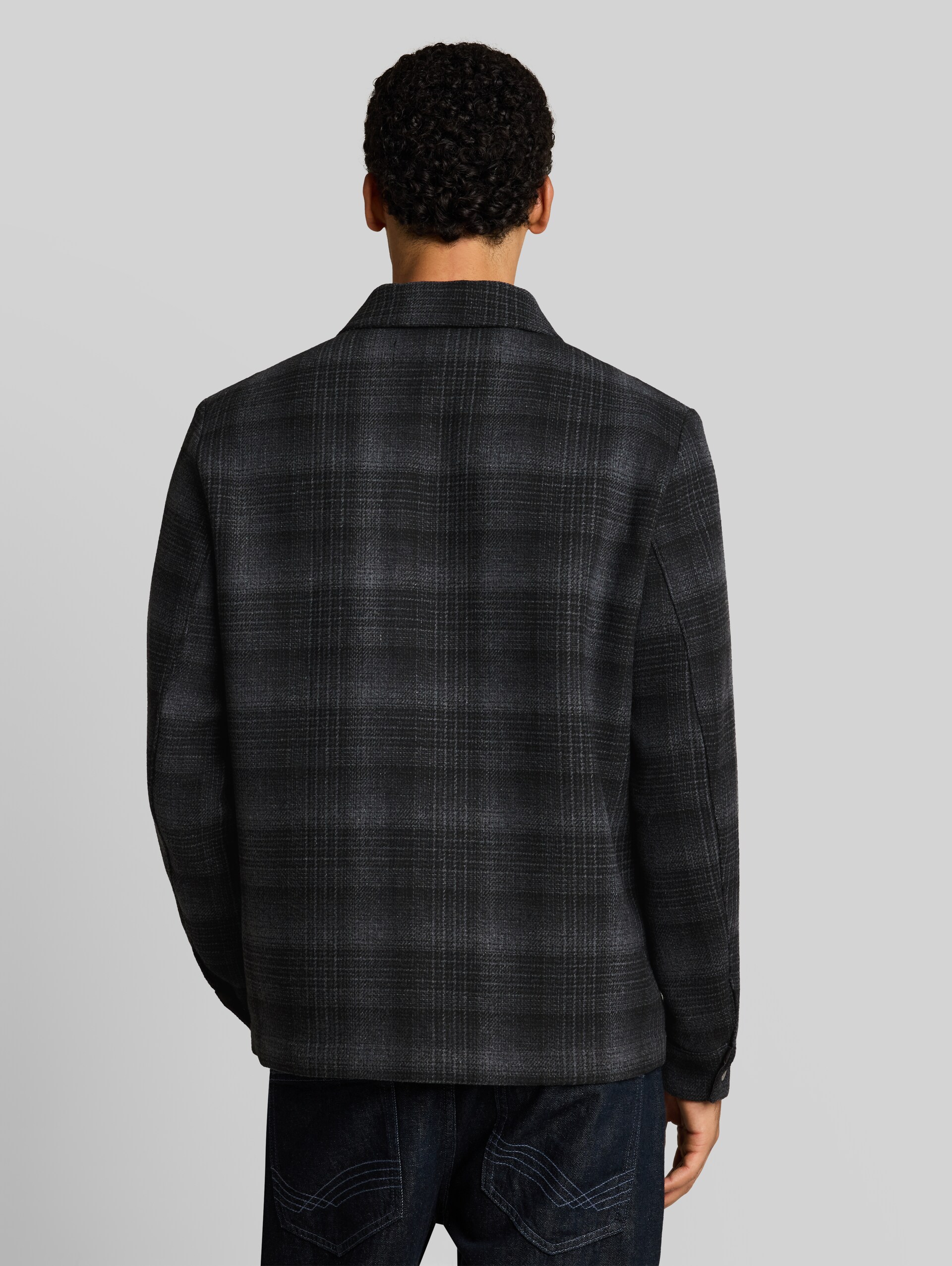 Overshirt met geruite print en relaxte pasvorm - black grey wool check - Model-achteraanzicht