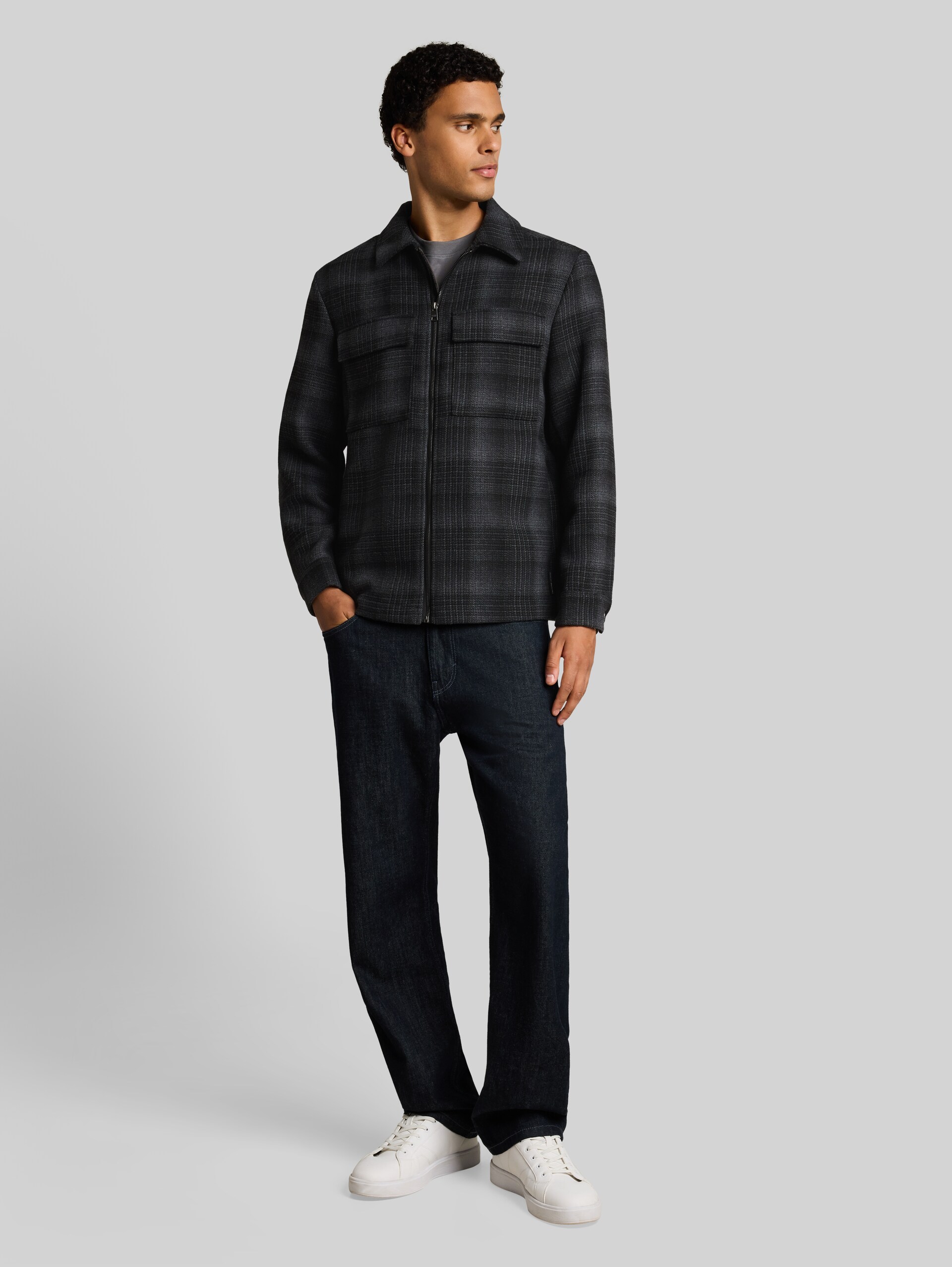 Overshirt met geruite print en relaxte pasvorm - black grey wool check - zijaanzicht model