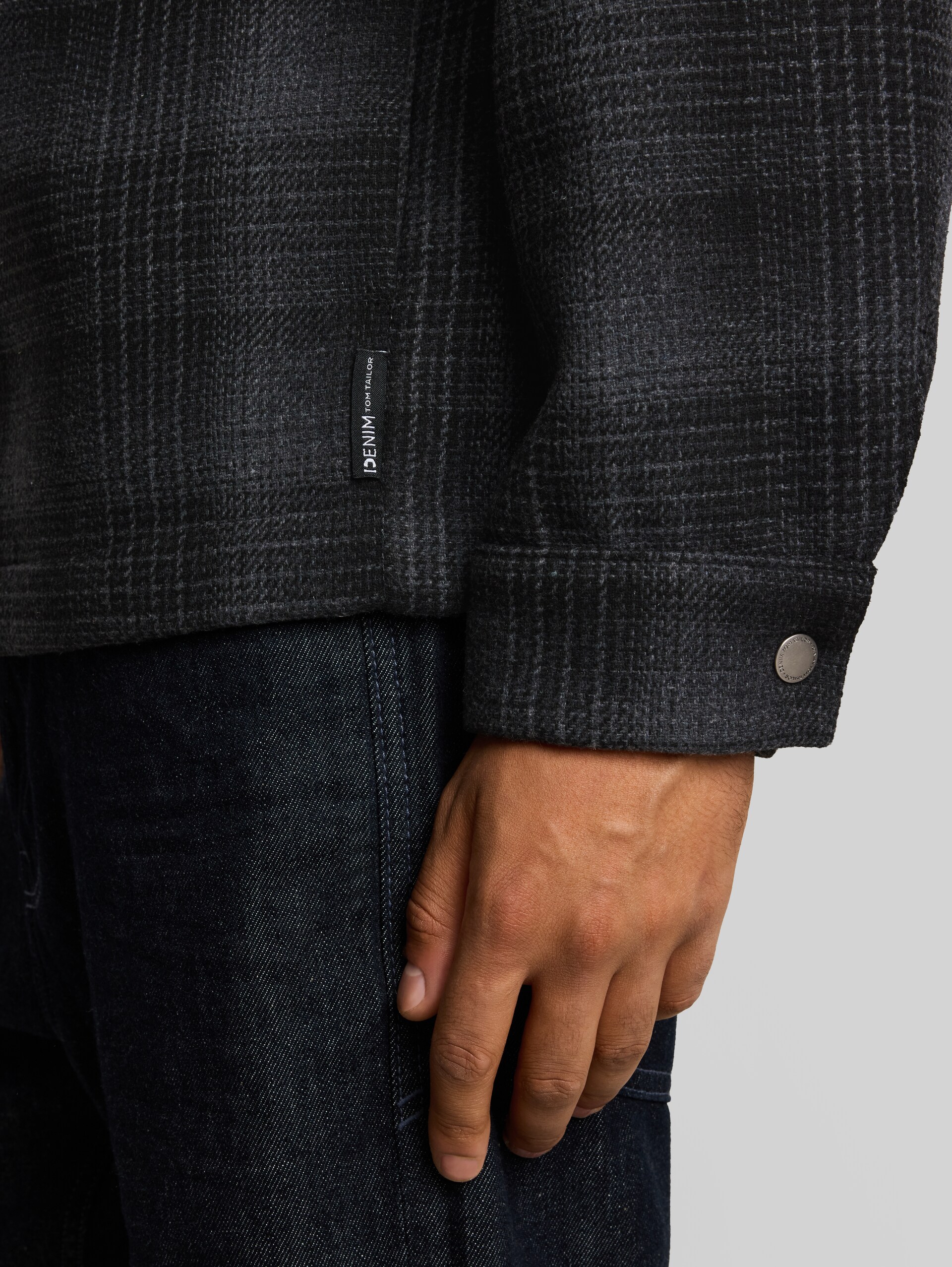 Overshirt met geruite print en relaxte pasvorm - black grey wool check - Detailaanzicht model