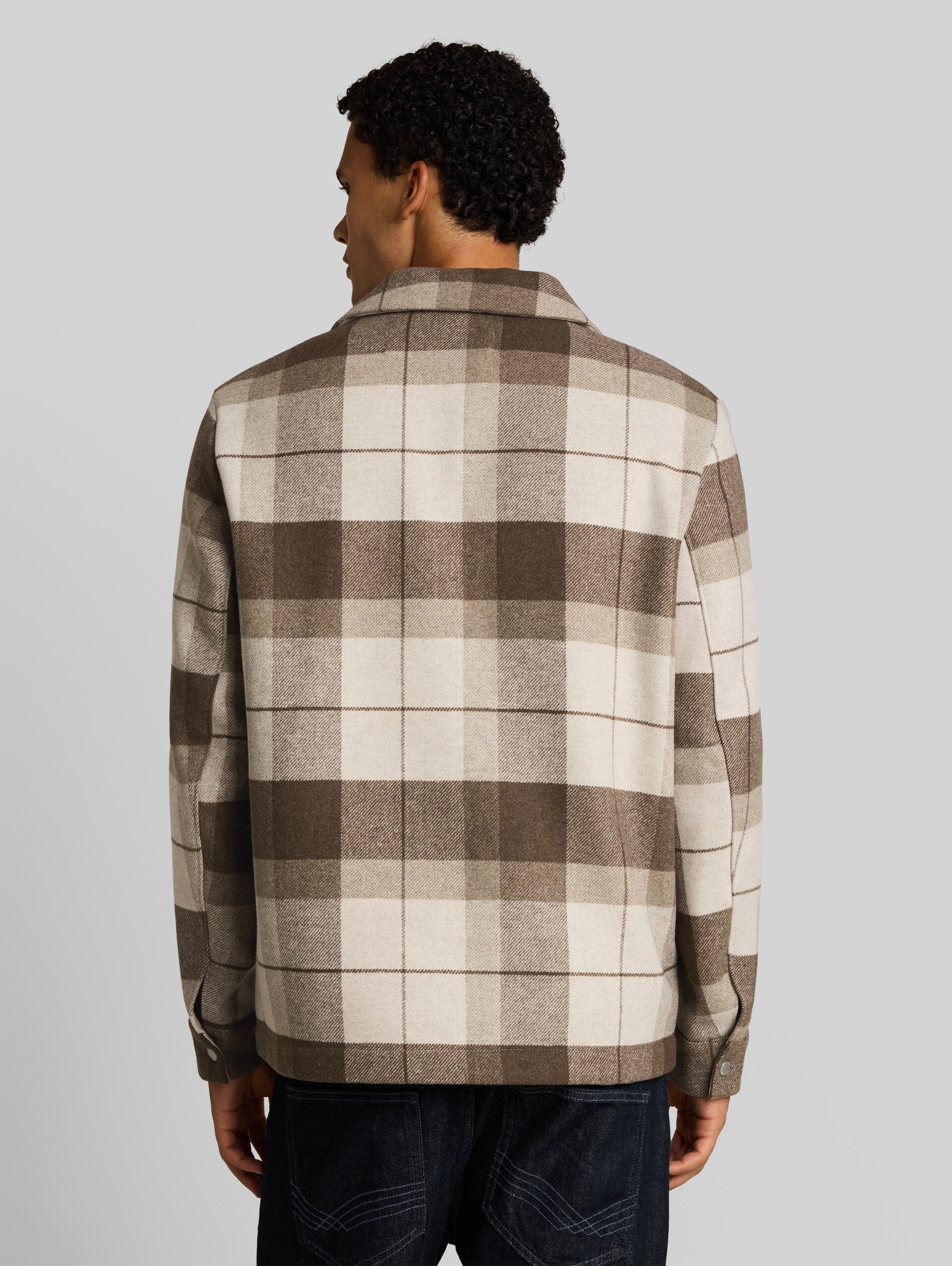Overshirt met geruite print en relaxte pasvorm - beige Brown wool check - Model-achteraanzicht