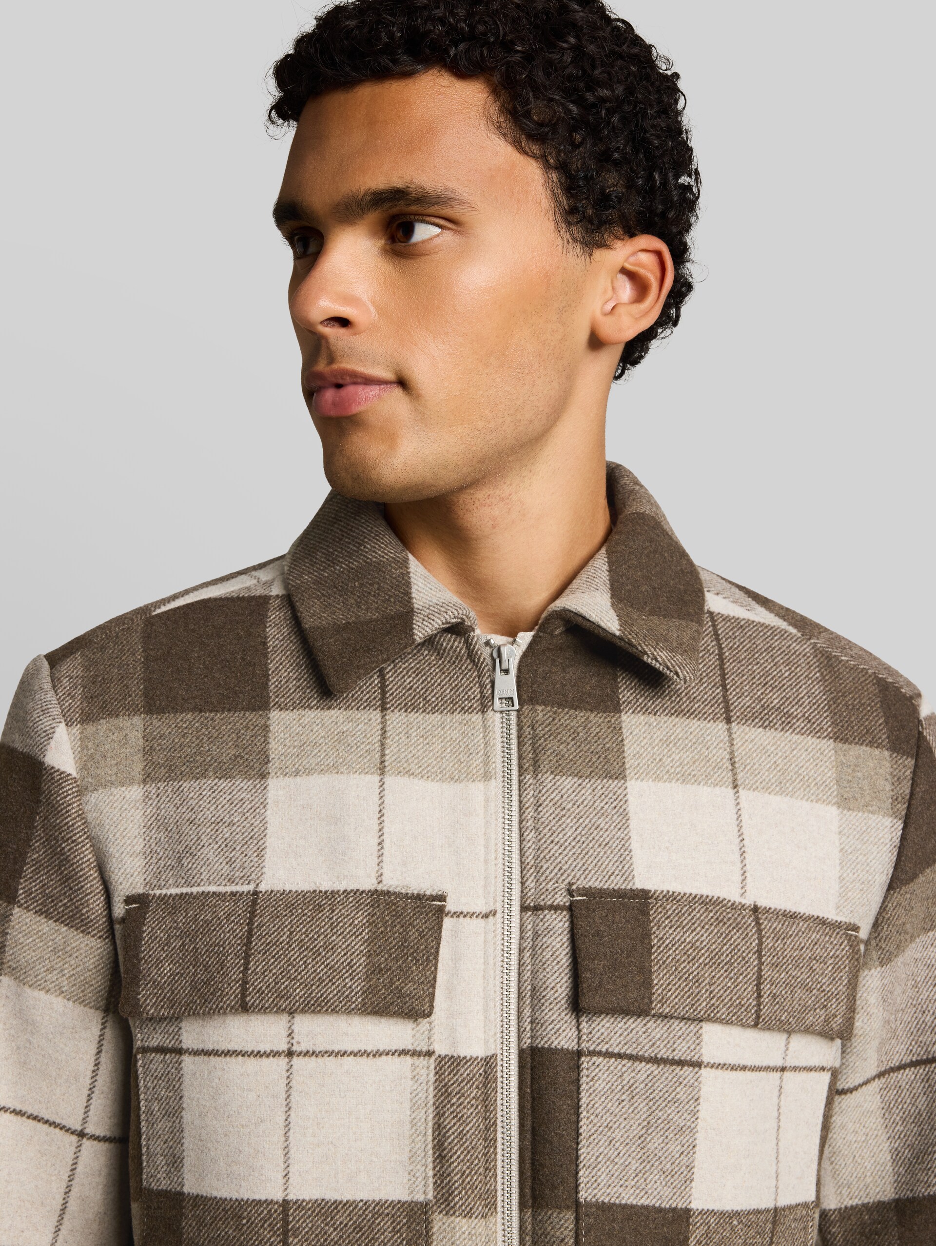 Overshirt met geruite print en relaxte pasvorm - beige Brown wool check - Detailaanzicht model