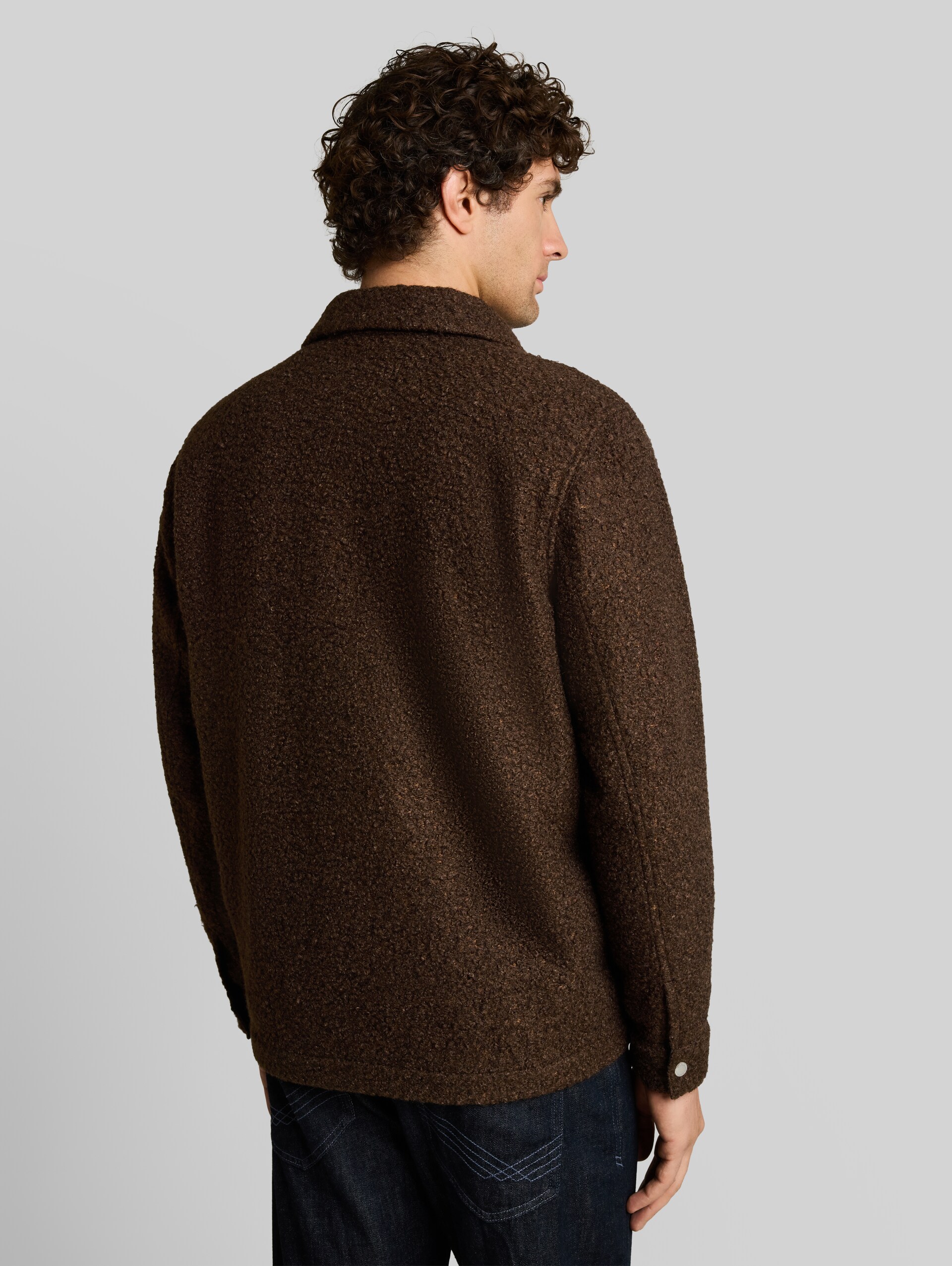 Bouclé Overshirt mit Reißverschluss - cool dark brown melange - Model-Rückansicht