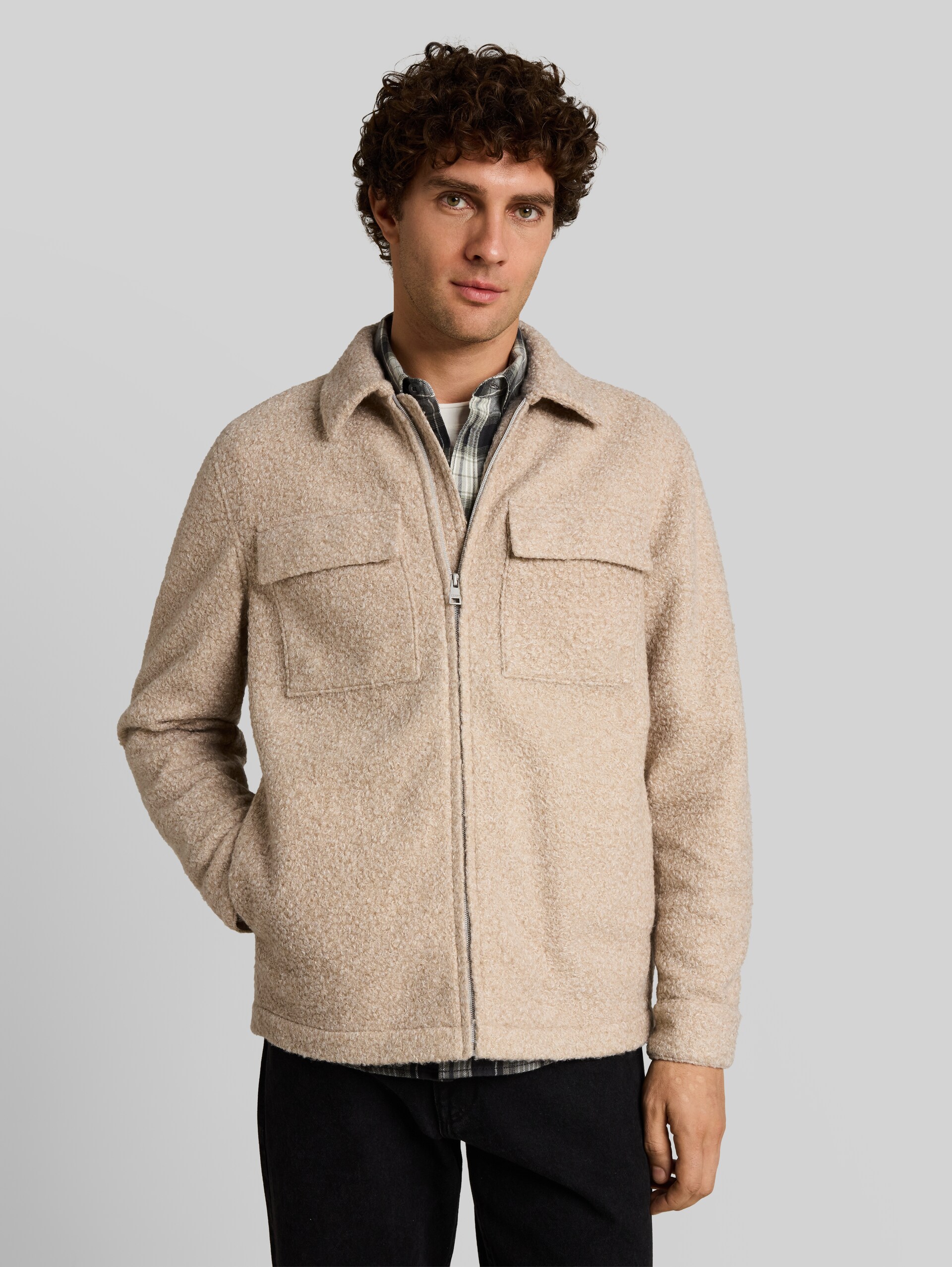 Bouclé Overshirt mit Reißverschluss - dusty beige melange - Model-Vorderansicht