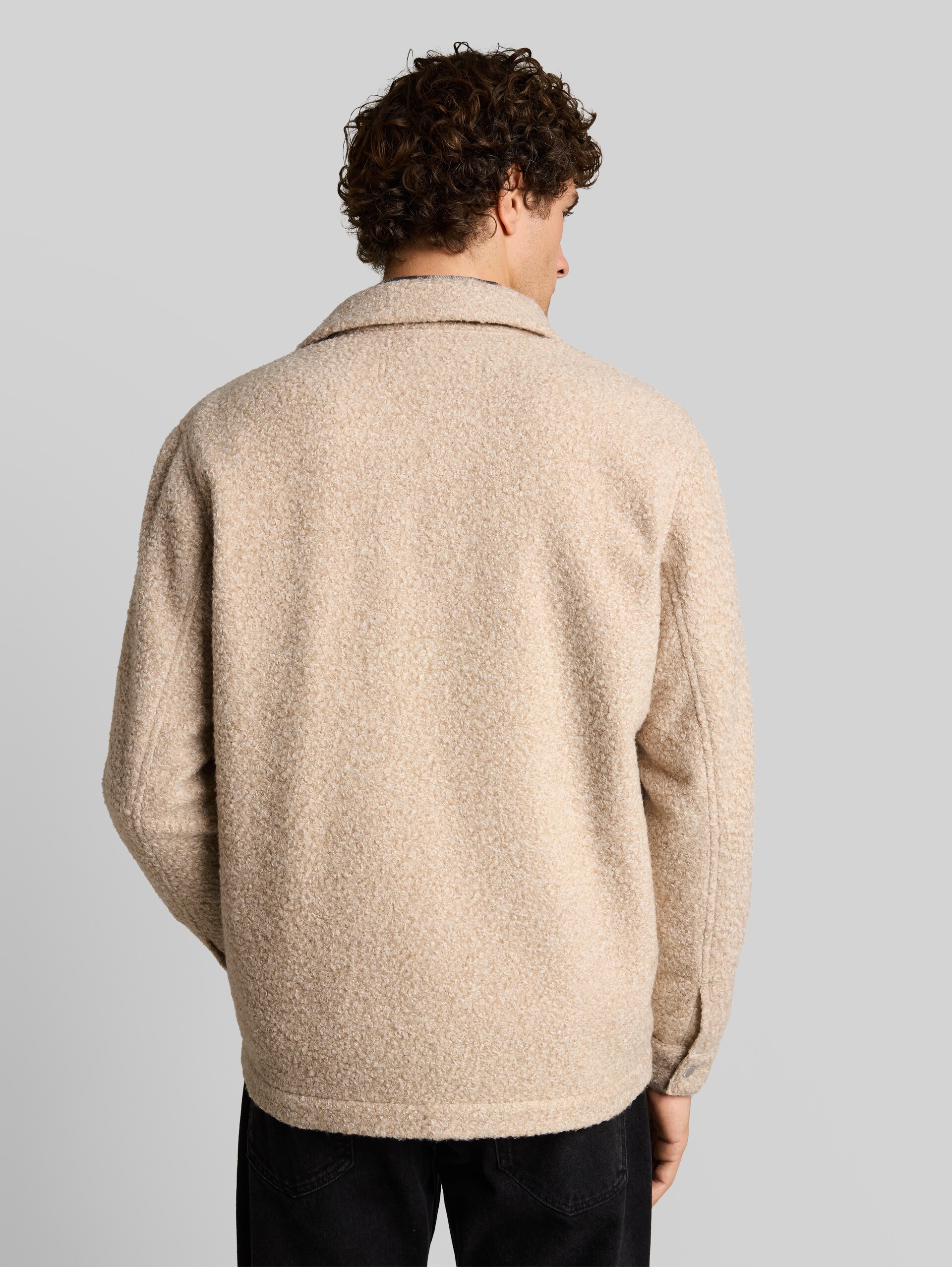 Bouclé Overshirt mit Reißverschluss - dusty beige melange - Model-Rückansicht