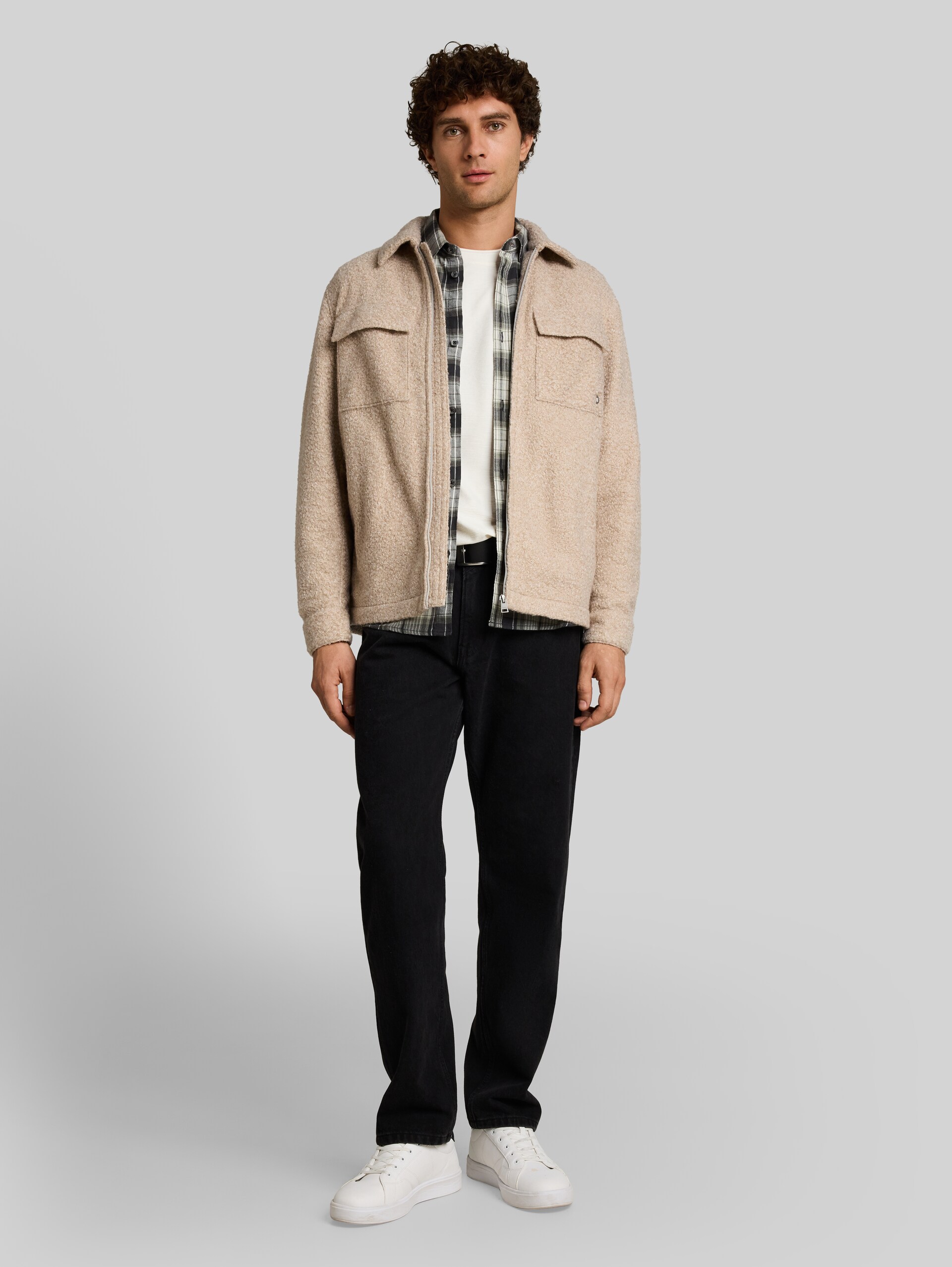 Bouclé Overshirt mit Reißverschluss - dusty beige melange - seitliche Model-Ansicht