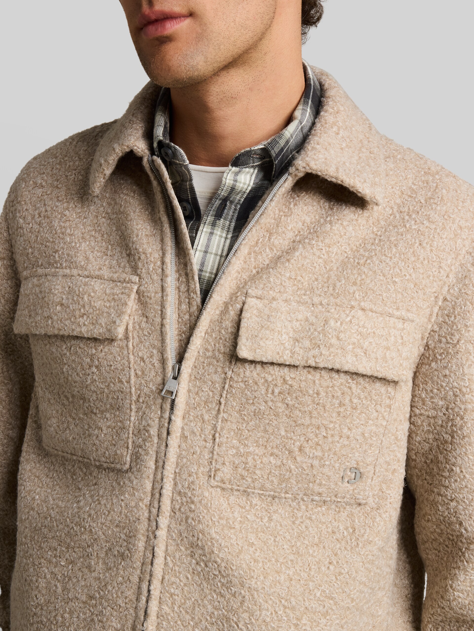 Bouclé Overshirt mit Reißverschluss - dusty beige melange - Detail-Model-Ansicht