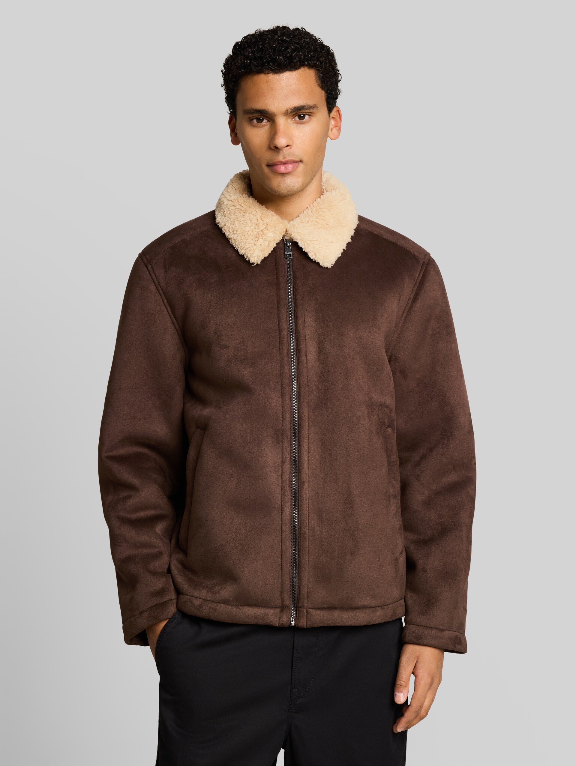 Relaxed Fit Jacke in Wildleder-Optik - cool dark brown - Model-Vorderansicht