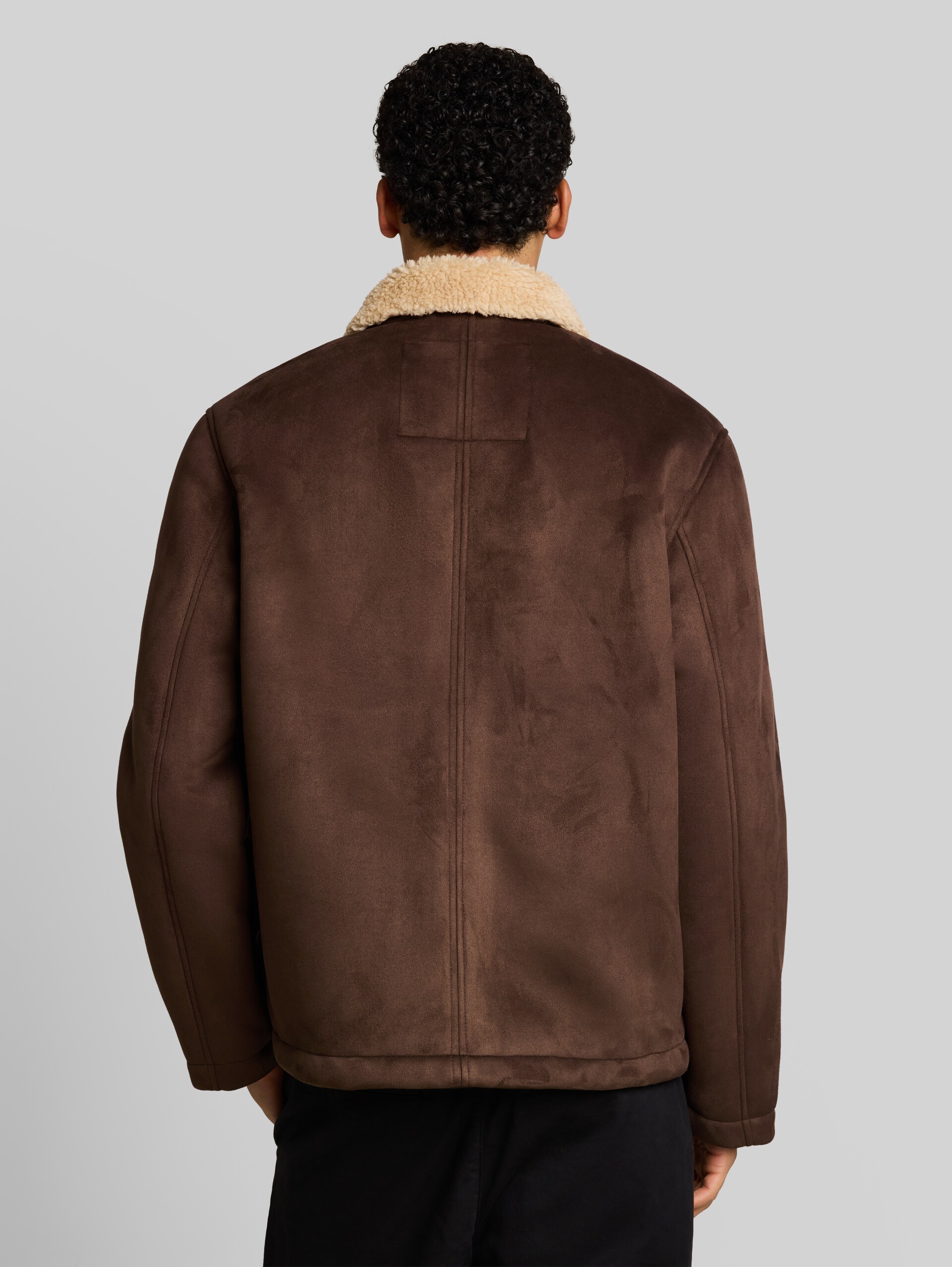 Relaxed Fit Jacke in Wildleder-Optik - cool dark brown - Model-Rückansicht