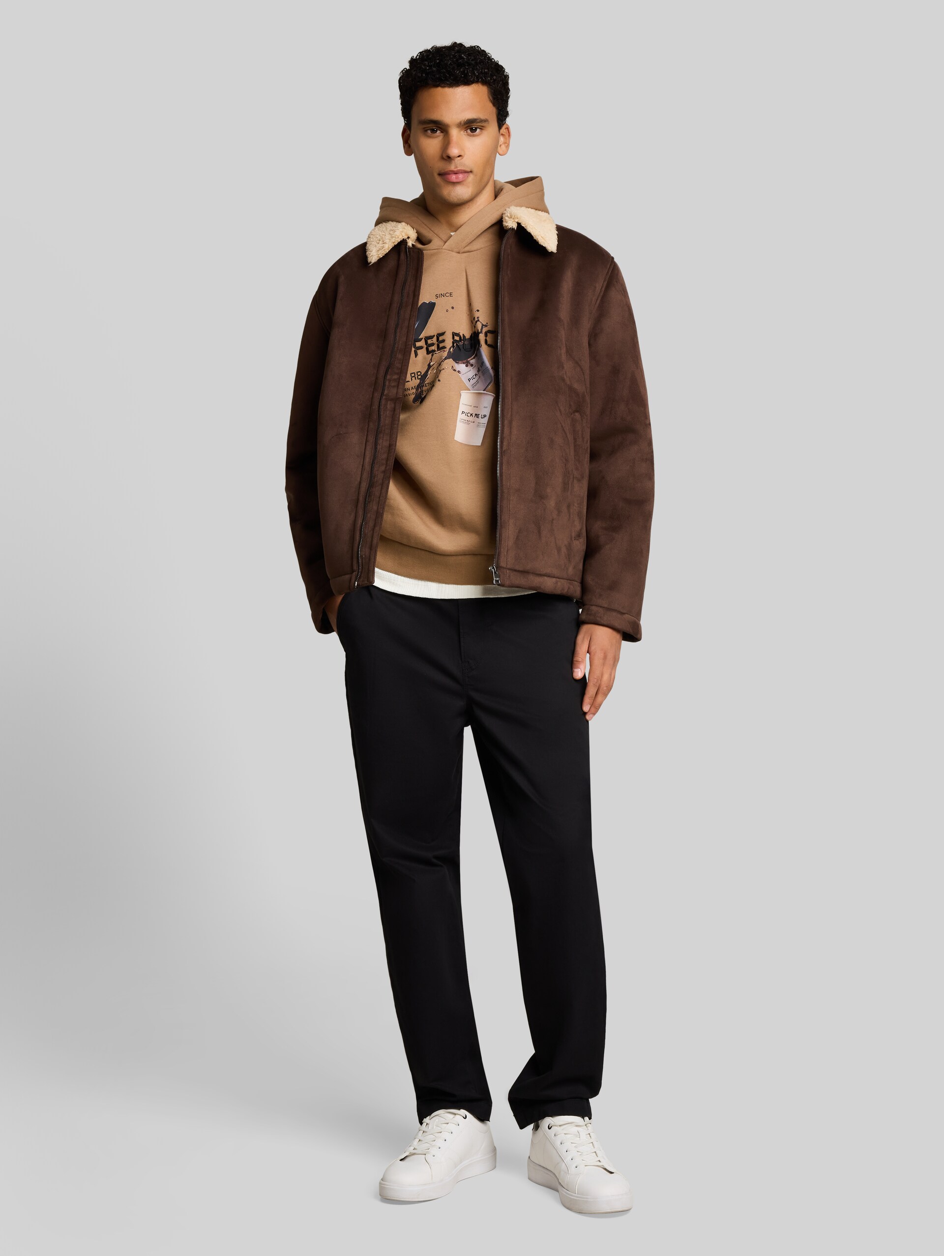 Relaxed Fit Jacke in Wildleder-Optik - cool dark brown - seitliche Model-Ansicht