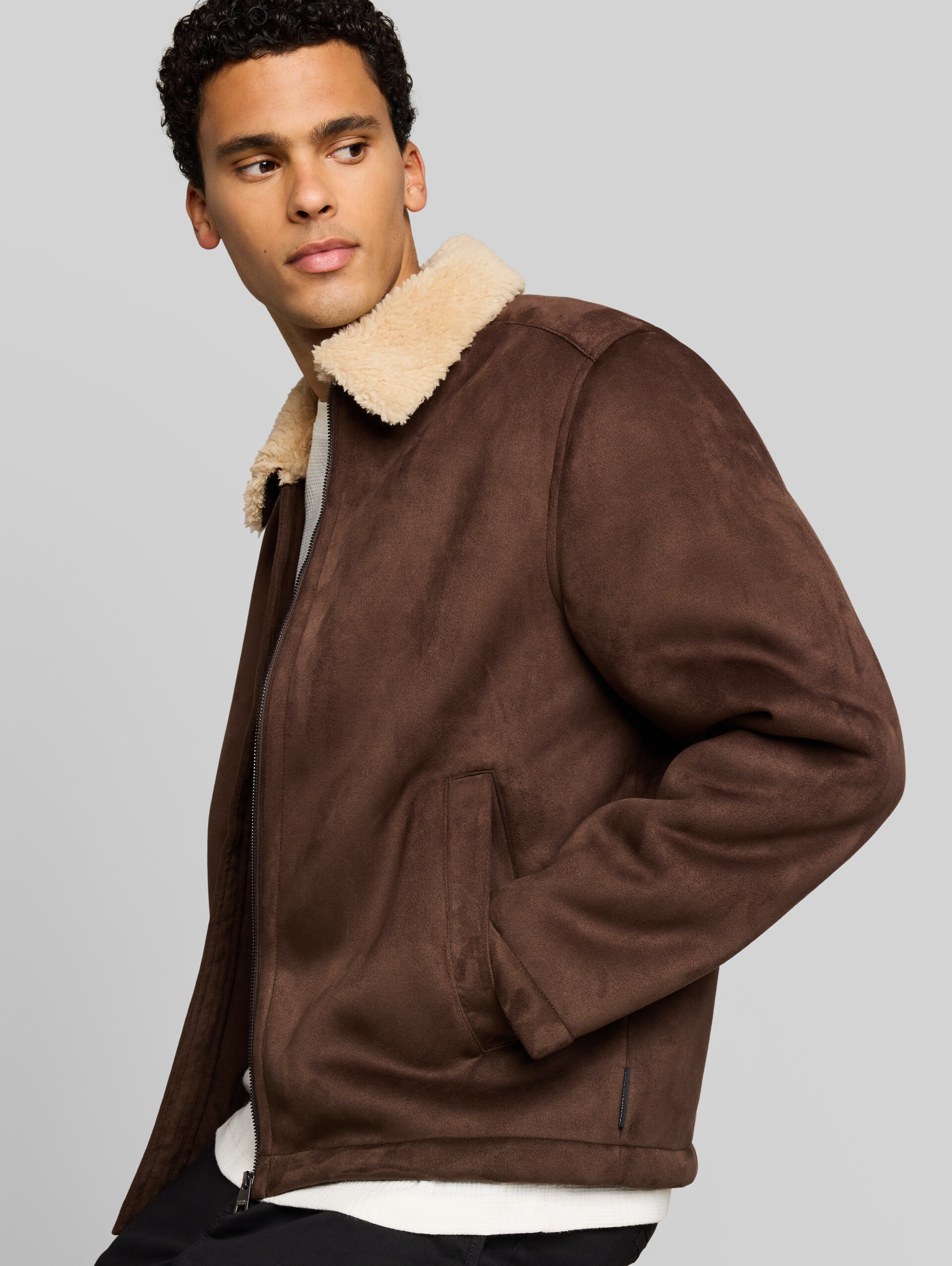 Relaxed Fit Jacke in Wildleder-Optik - cool dark brown - Detail-Model-Ansicht