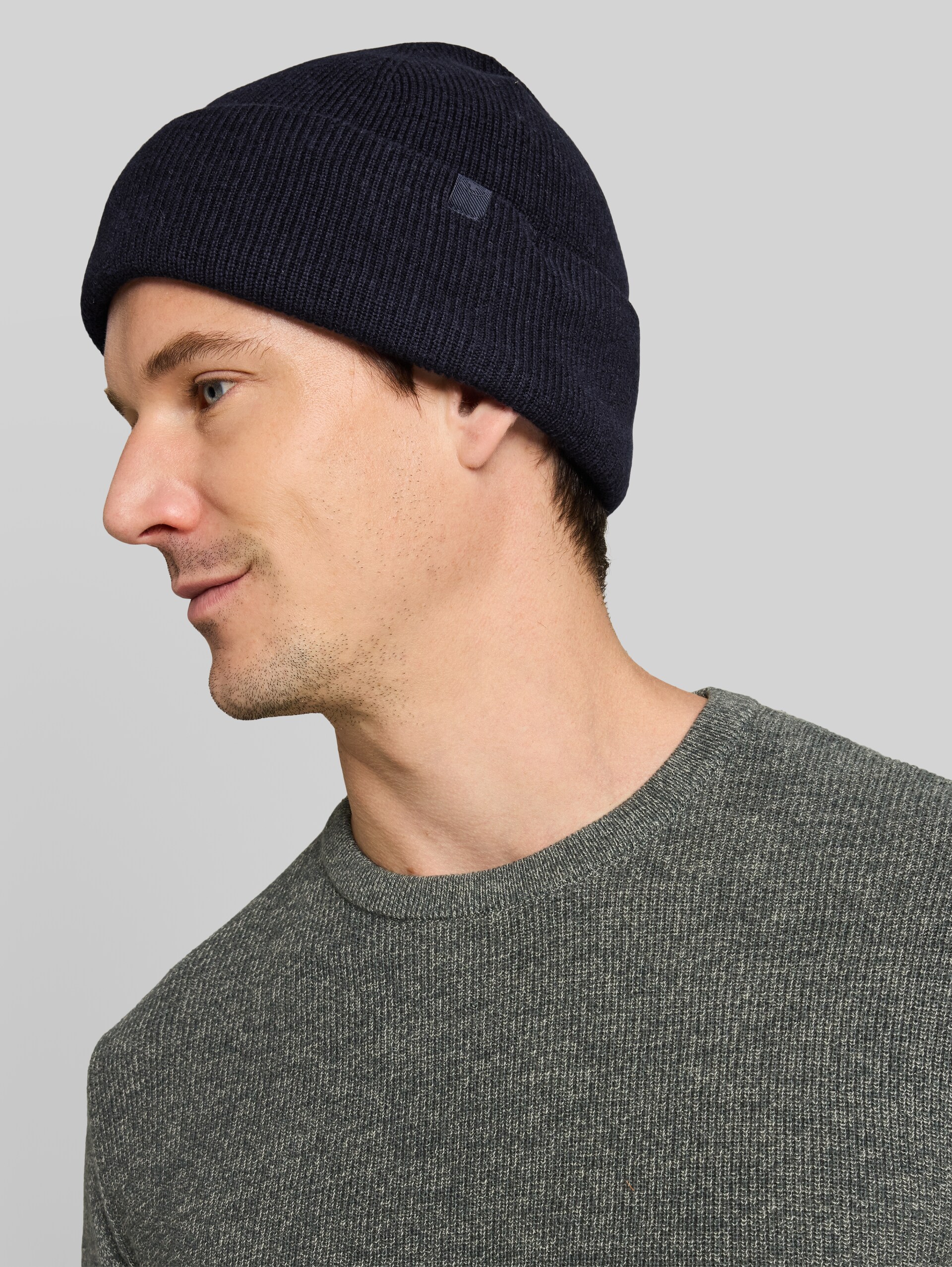 Bonnet avec une part de cachemire - Knitted Navy Melange - Découpe Vue de face du modèle