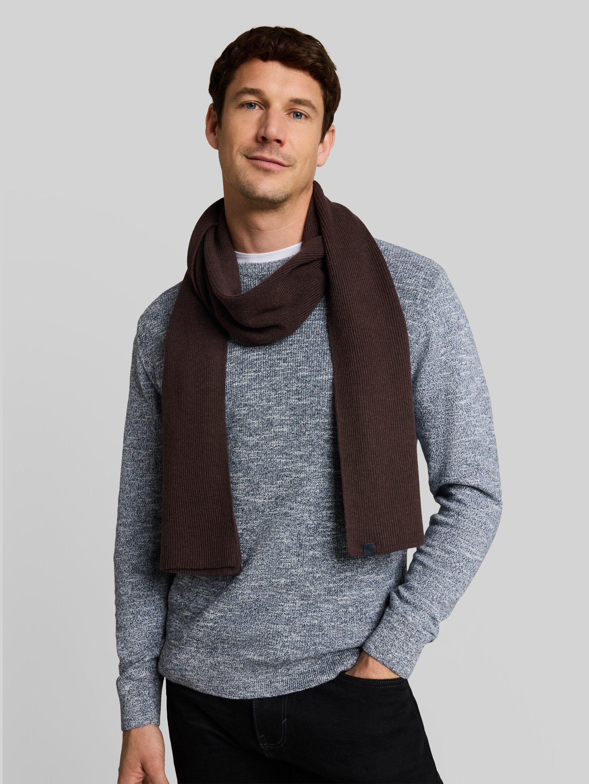 Schal mit Kaschmir-Anteil - dark chocolate brown melange - Ausschnitt Model-Vorderansicht