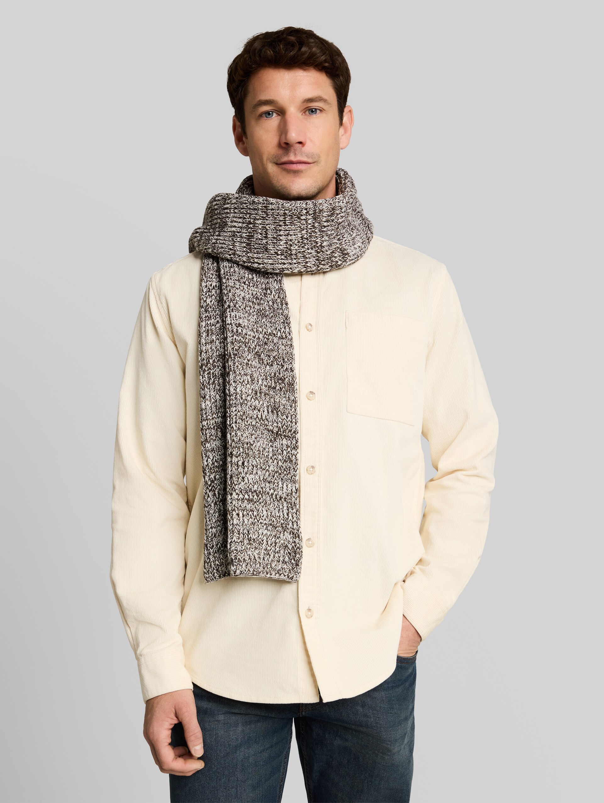 Strickschal mit Baumwolle - off white brown mouline - Ausschnitt Model-Vorderansicht