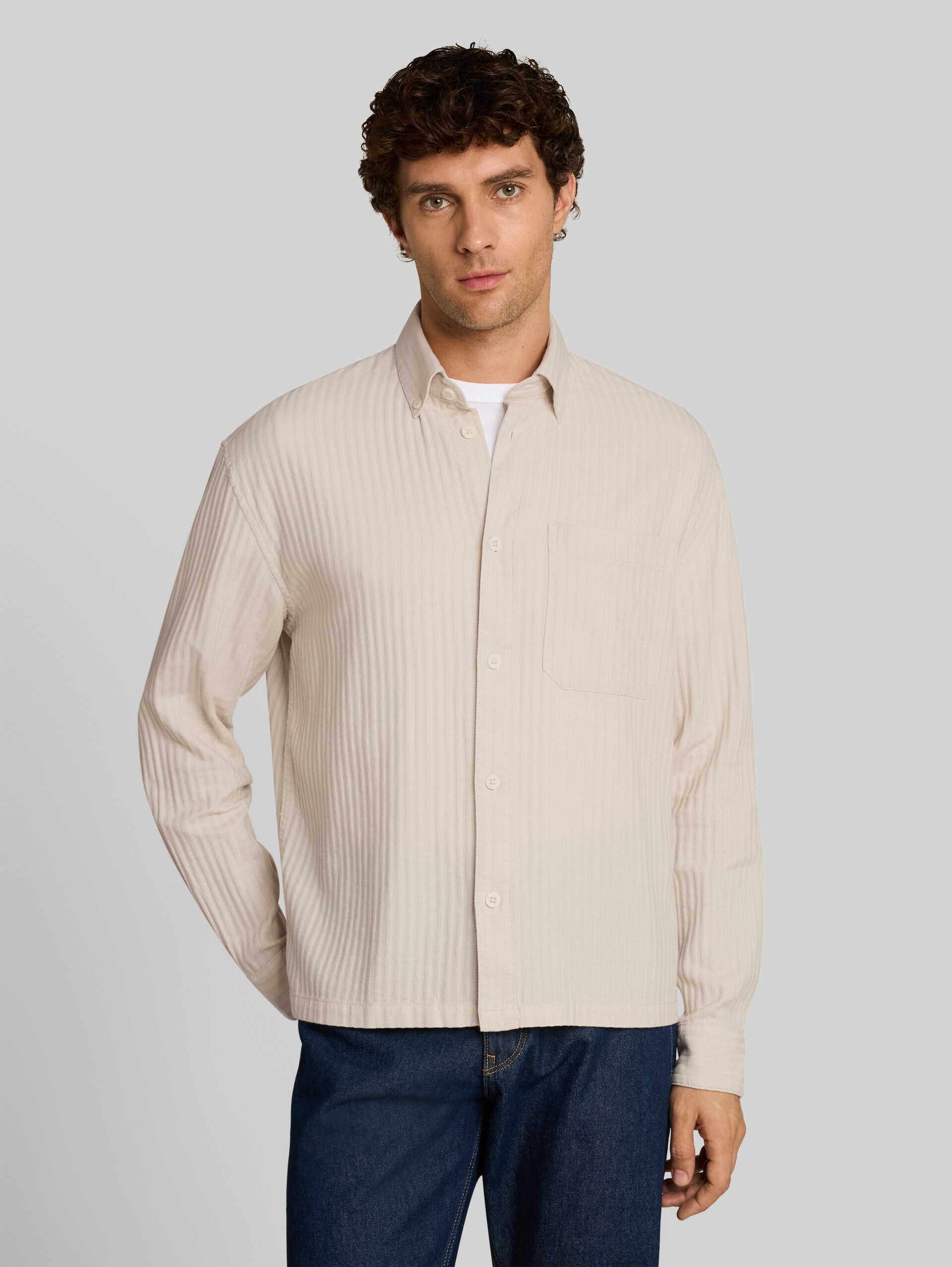 Katoenen overhemd met losse pasvorm - off white stripe structure - Nek model vooraanzicht