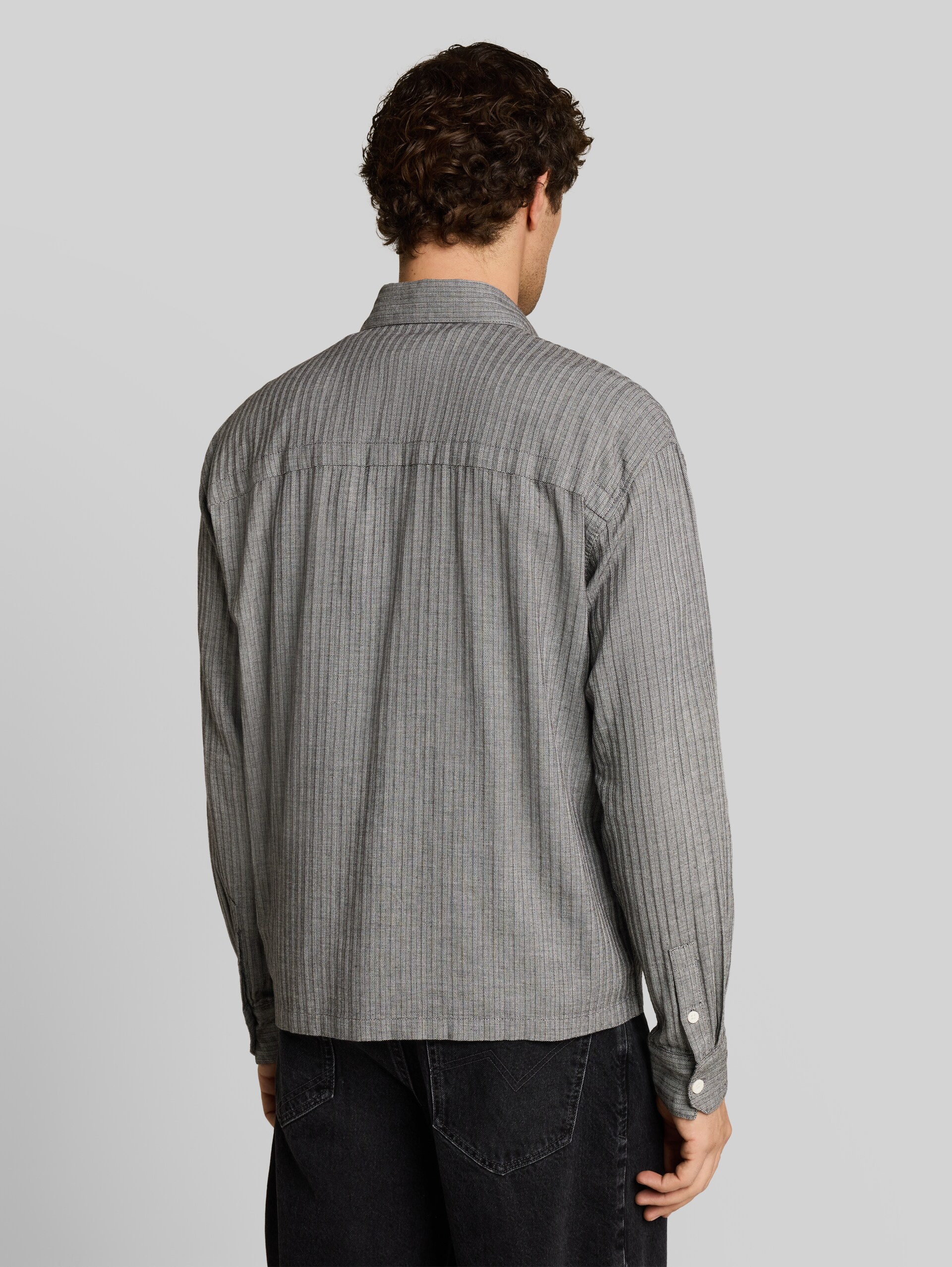 Katoenen overhemd met losse pasvorm - black stripe structure - Neklijn model-achteraanzicht