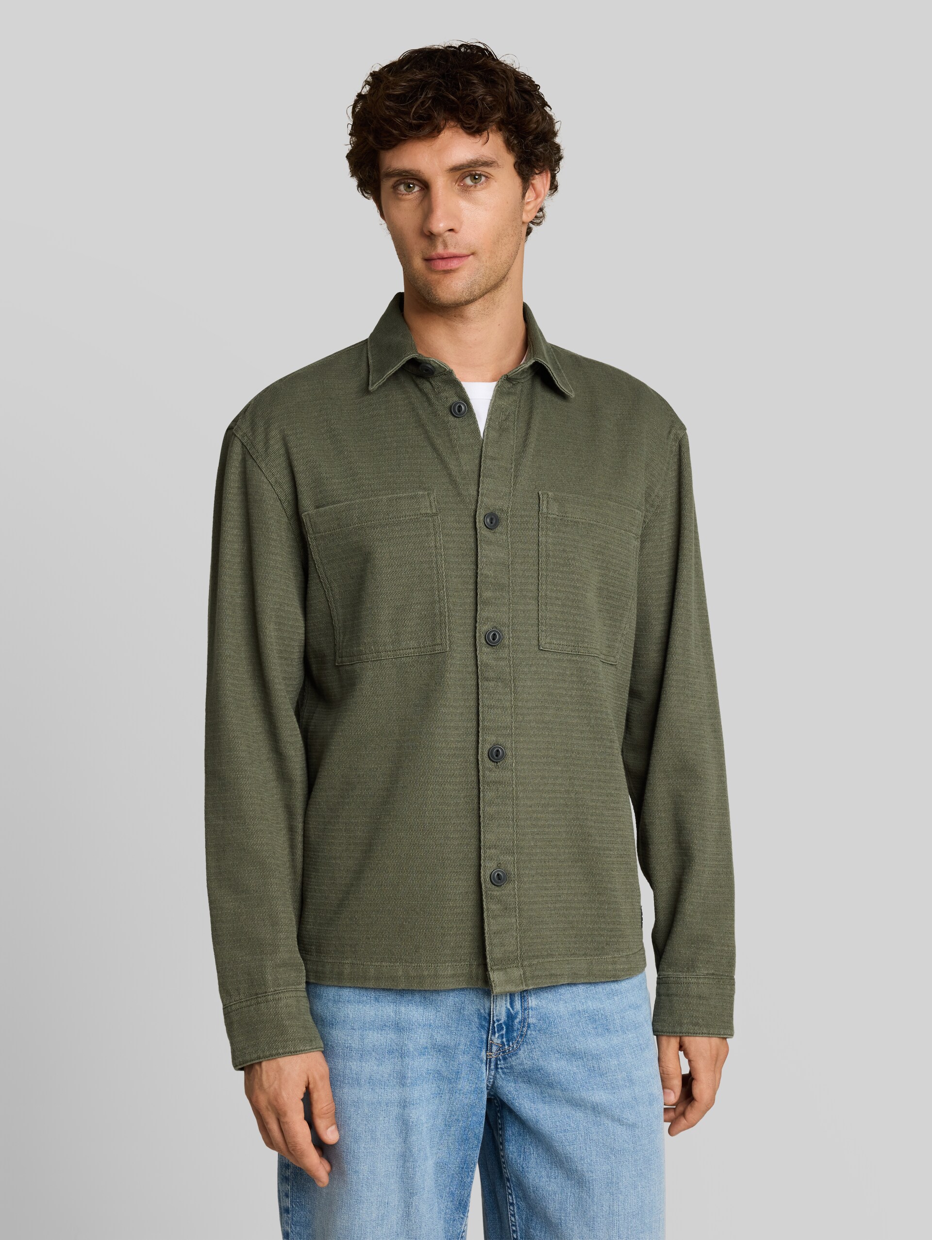Overshirt van katoen - urban olive green - Nek model vooraanzicht