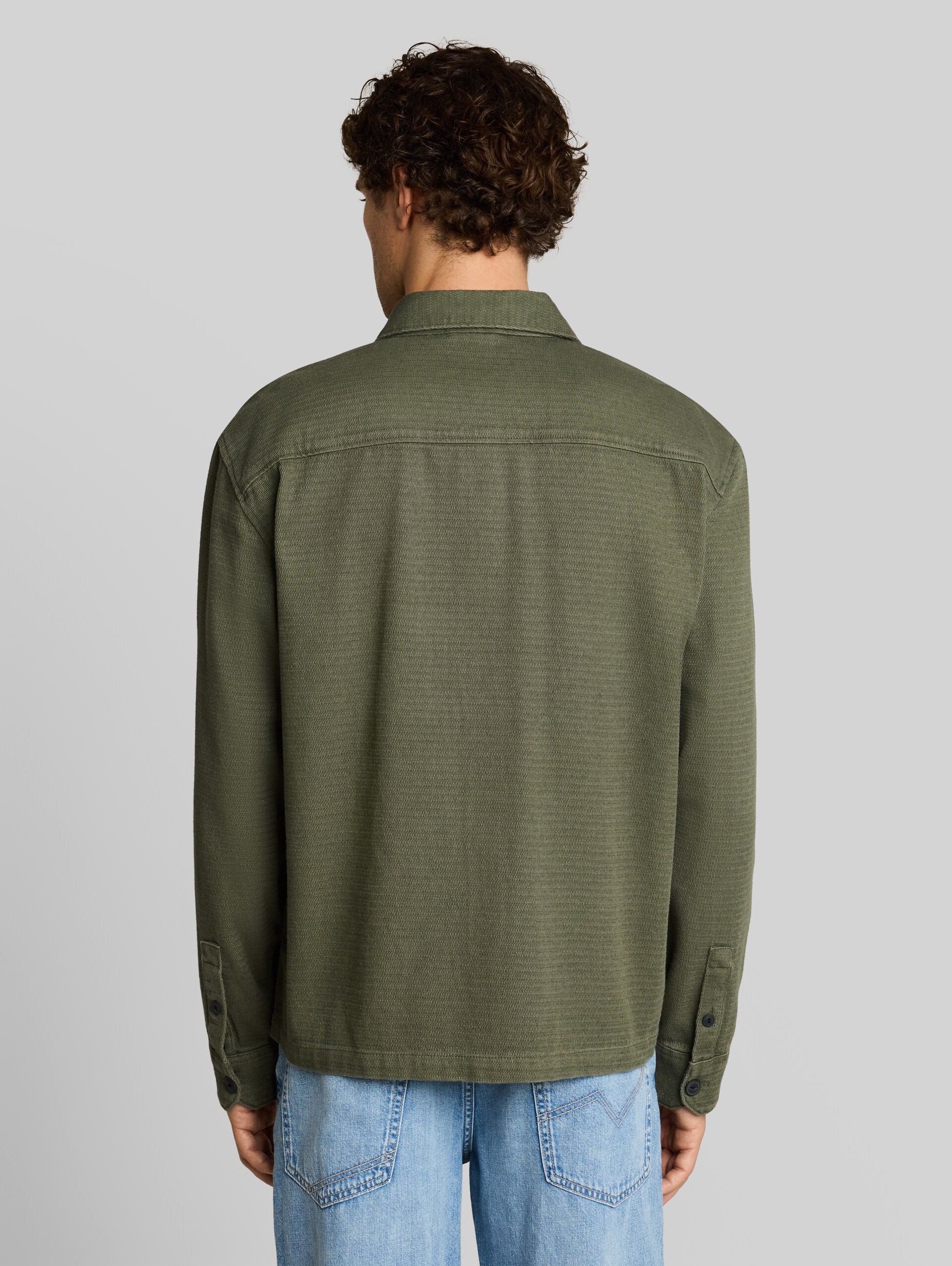 Overshirt van katoen - urban olive green - Neklijn model-achteraanzicht