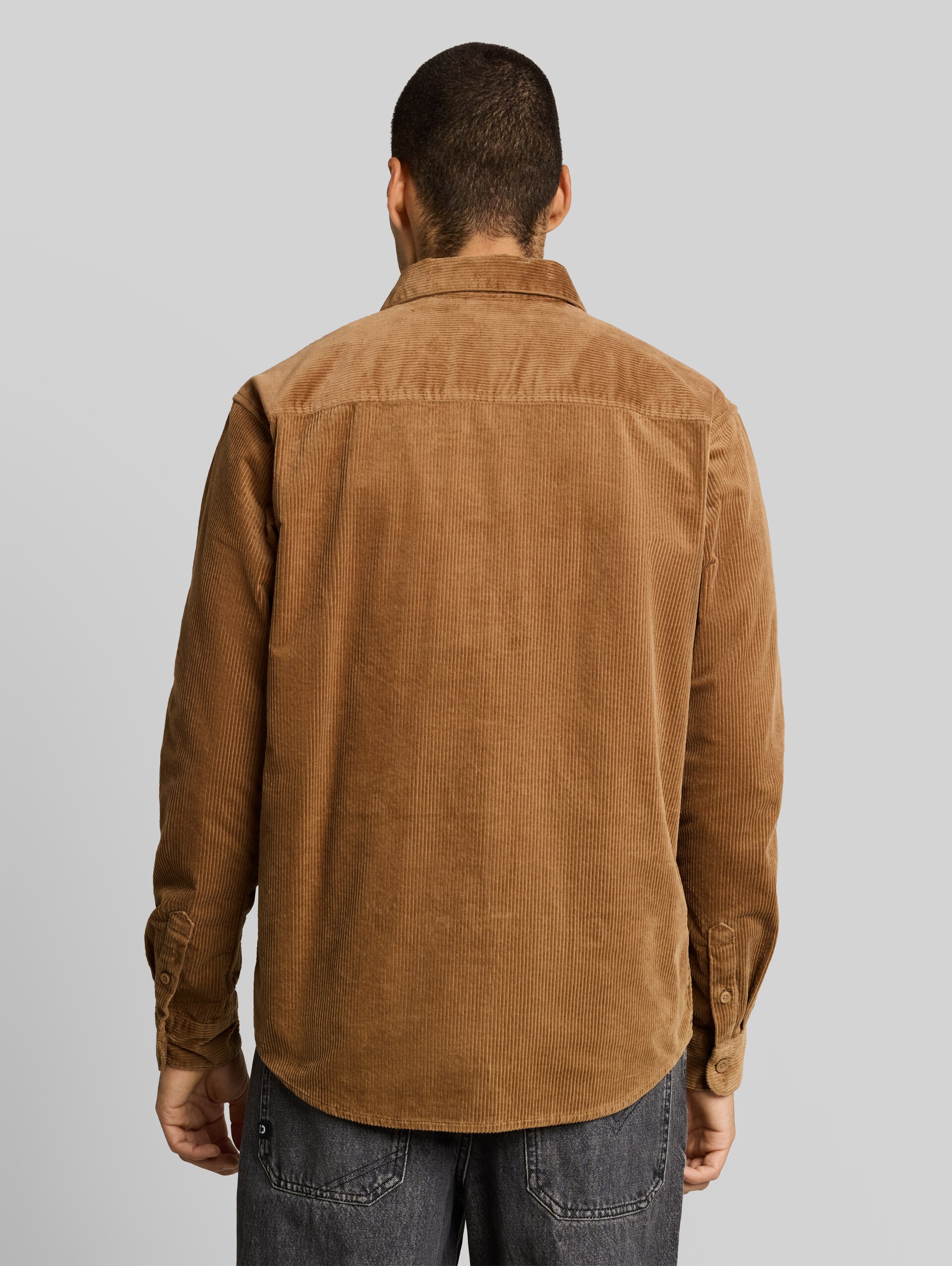 Relaxed Fit Cordhemd mit Brusttasche - malt brown - Auschnitt Model-Rückansicht