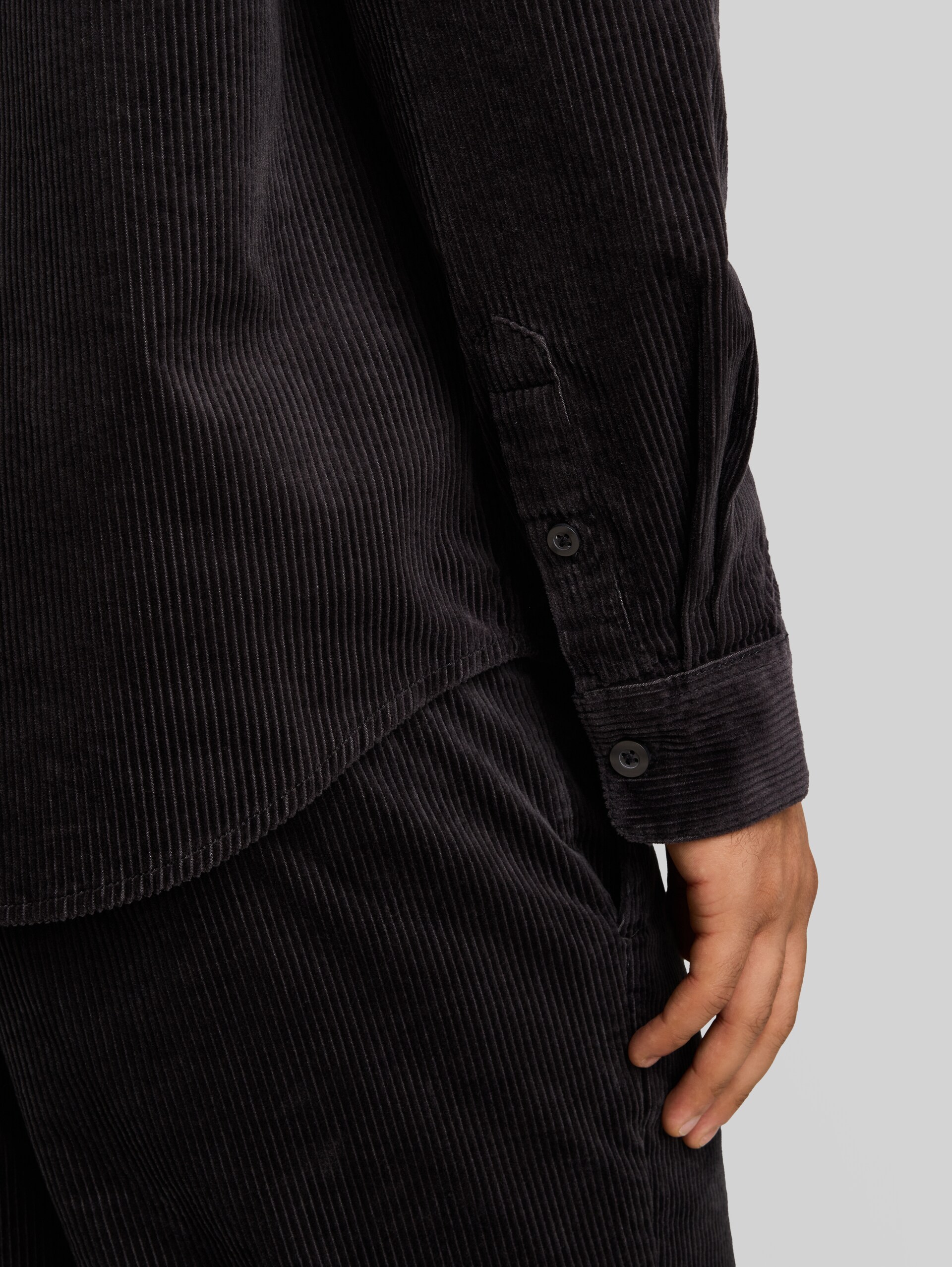 Relaxed Fit Cordhemd mit Brusttasche - coal grey - Detail-Model-Ansicht