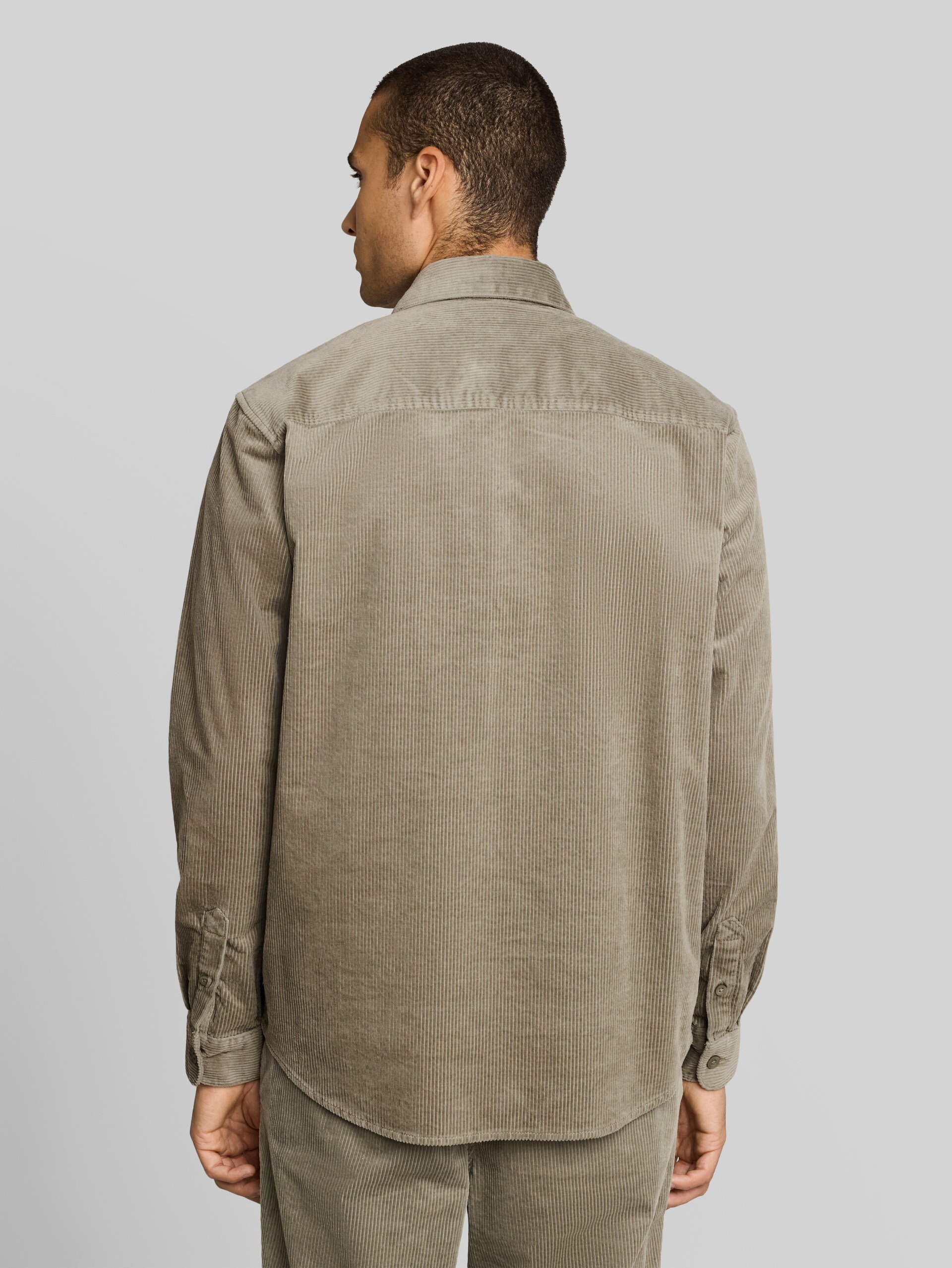 Relaxed Fit Cordhemd mit Brusttasche - dark sage green - Auschnitt Model-Rückansicht