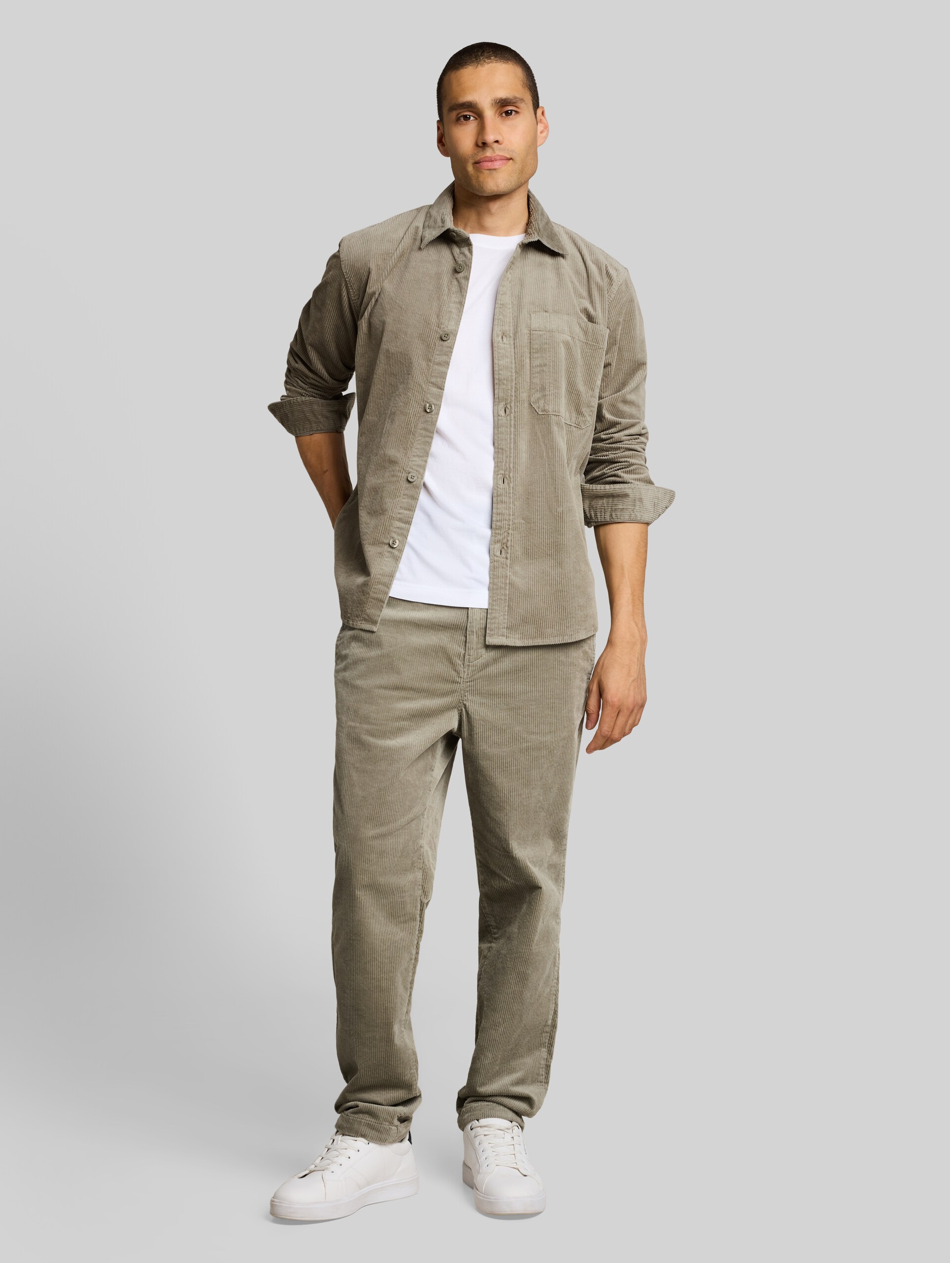 Relaxed Fit Cordhemd mit Brusttasche - dark sage green - Model-Vorderansicht