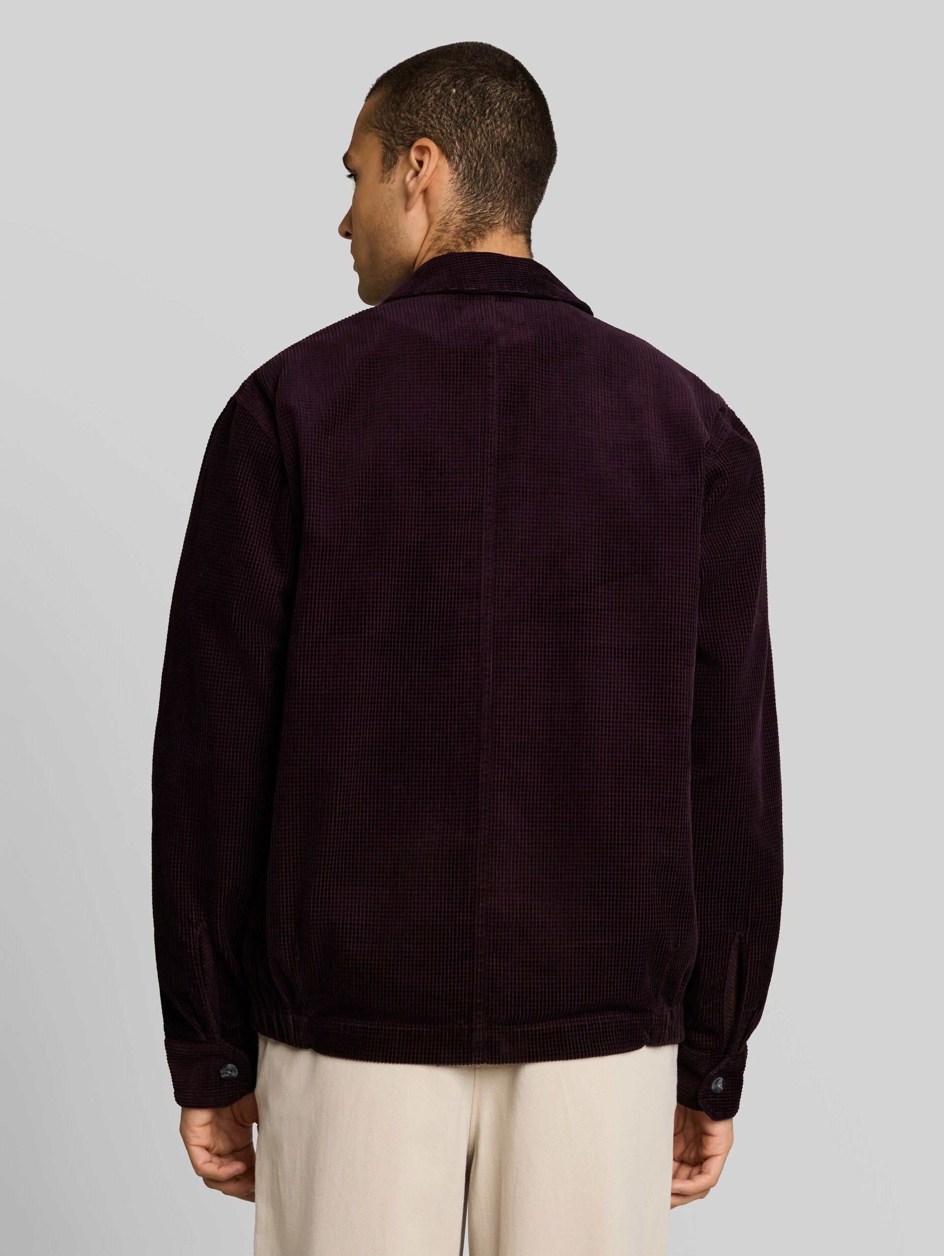 Cord Overshirt mit Taschen - dark plum - Auschnitt Model-Rückansicht