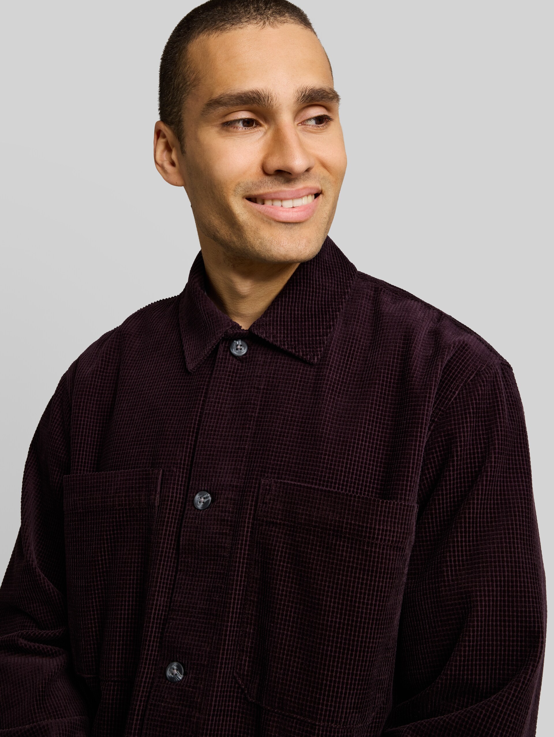 Cord Overshirt mit Taschen - dark plum - Detail-Model-Ansicht