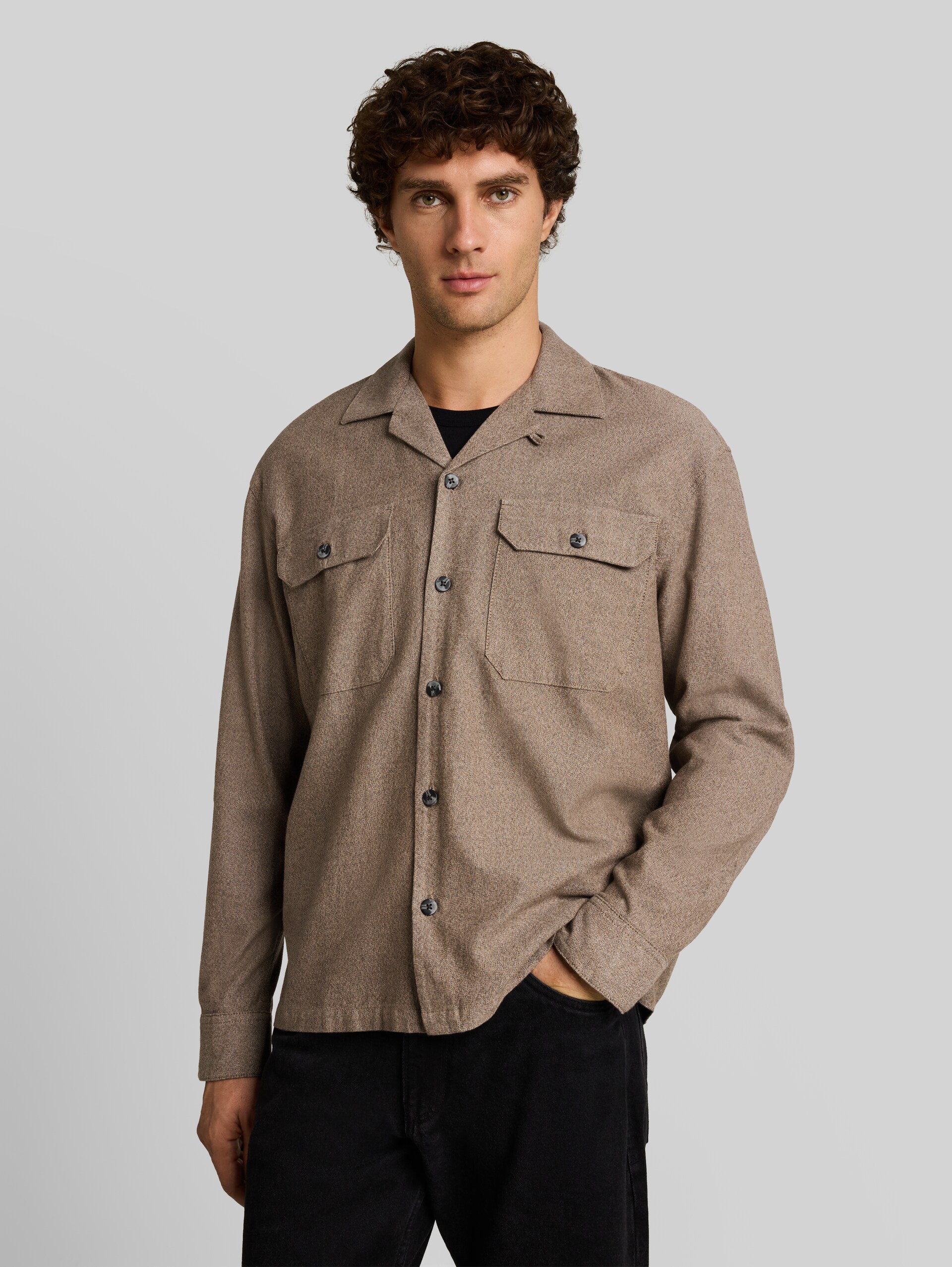 Loose Fit Oxford Hemd - brown grindle structure - Ausschnitt Model-Vorderansicht