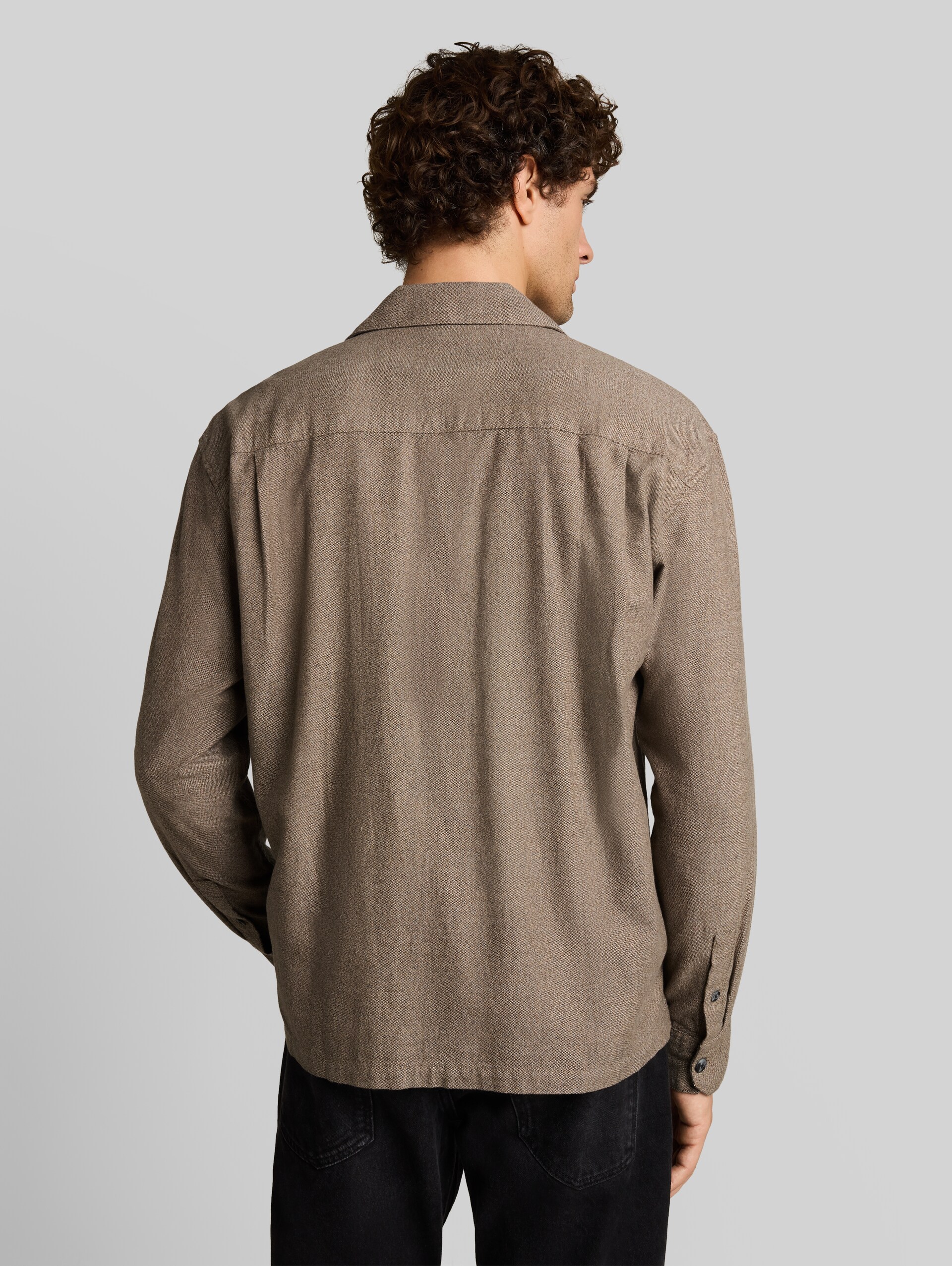 Loose Fit Oxford Hemd - brown grindle structure - Auschnitt Model-Rückansicht
