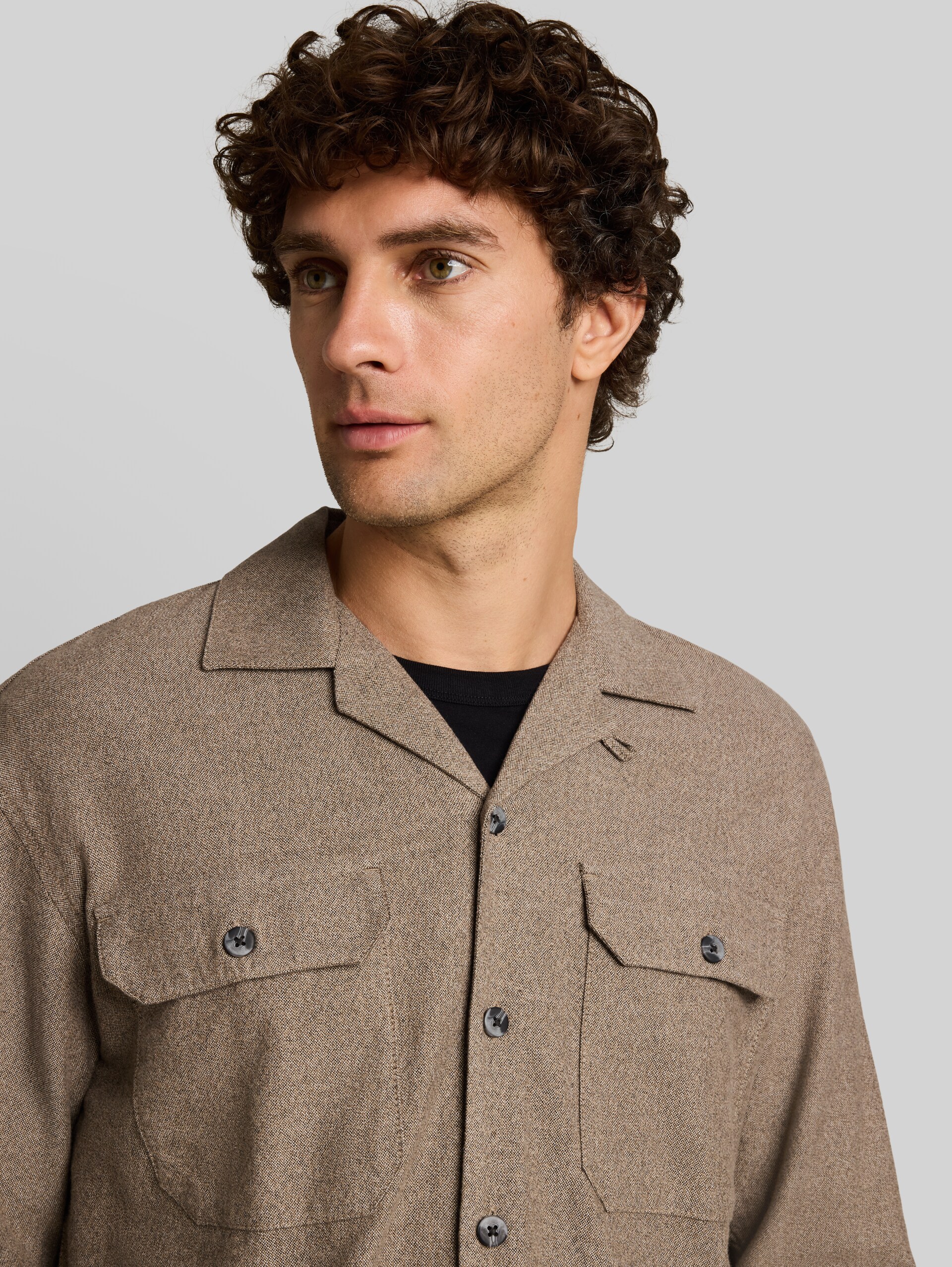 Loose Fit Oxford Hemd - brown grindle structure - Detail-Model-Ansicht
