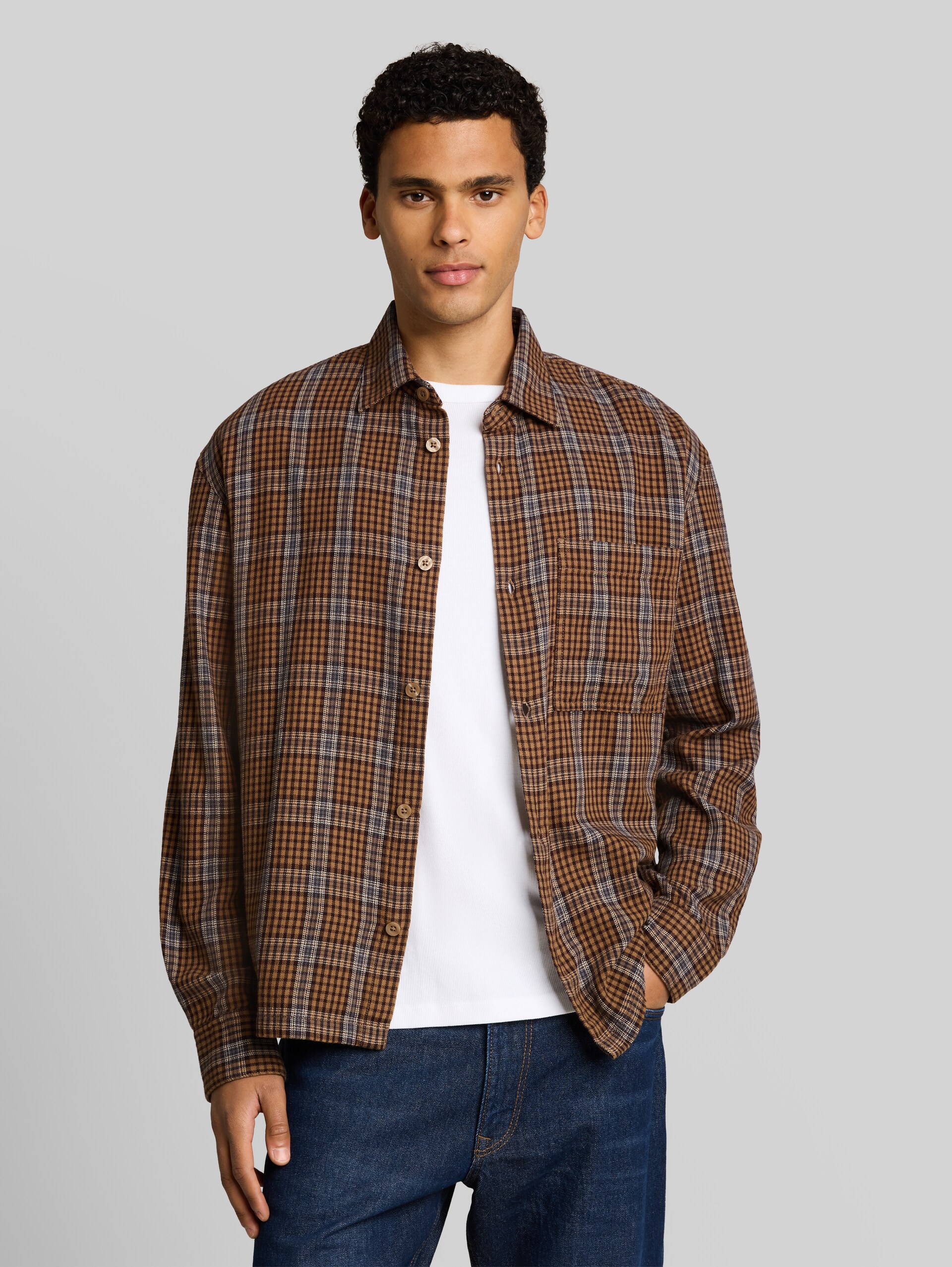 Loose Fit Hemd mit Karomuster - brown check - Ausschnitt Model-Vorderansicht