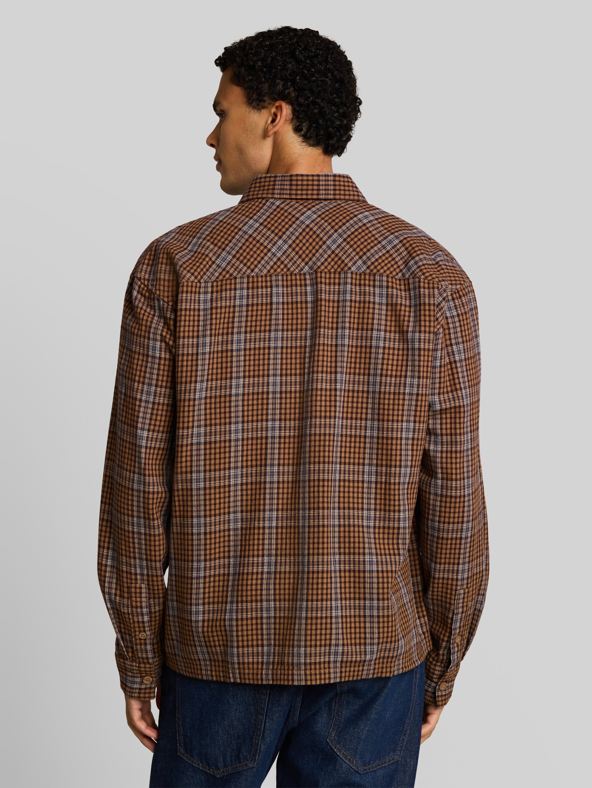 Loose Fit Hemd mit Karomuster - brown check - Auschnitt Model-Rückansicht