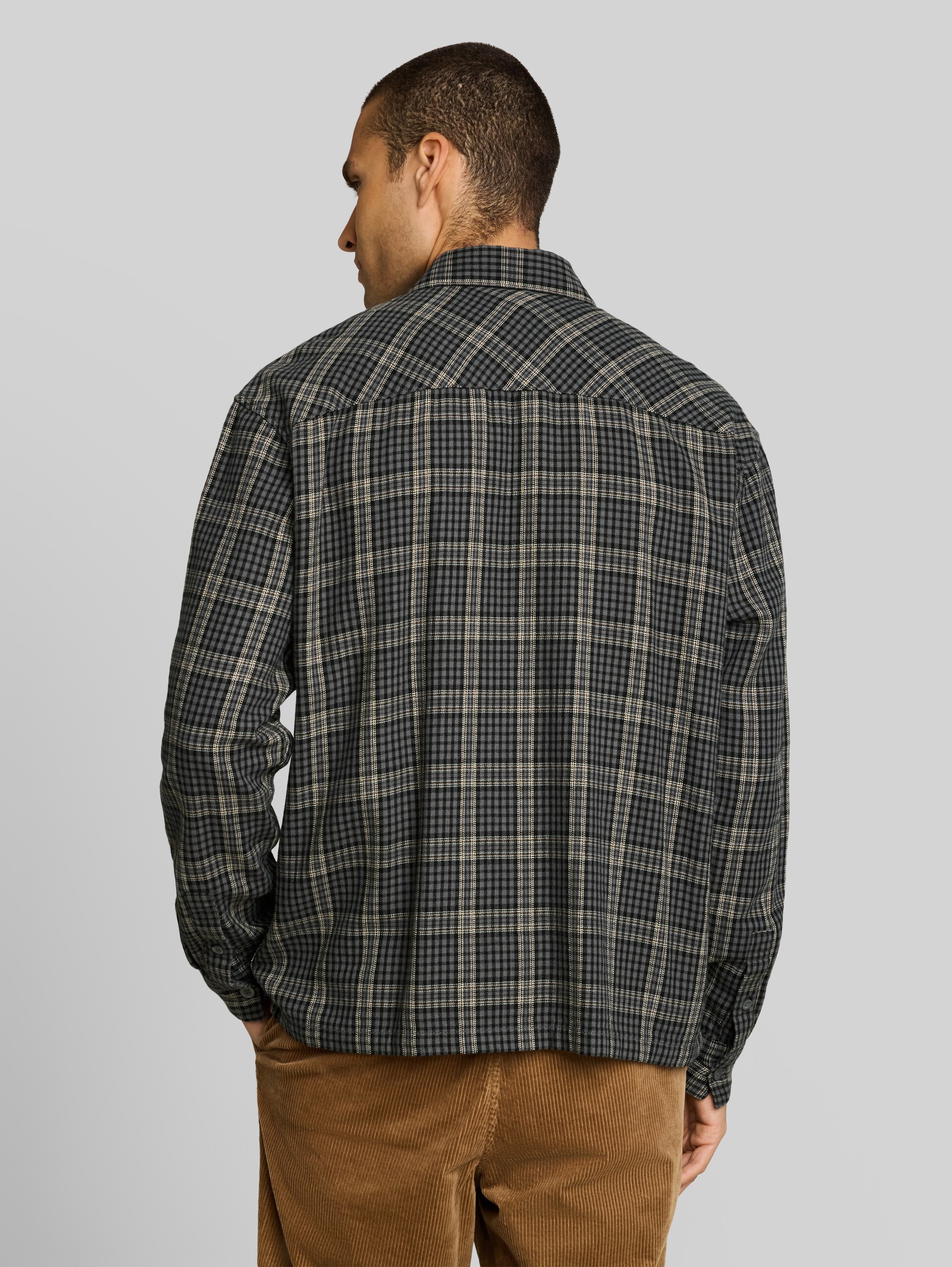 Loose Fit Hemd mit Karomuster - grey check - Auschnitt Model-Rückansicht