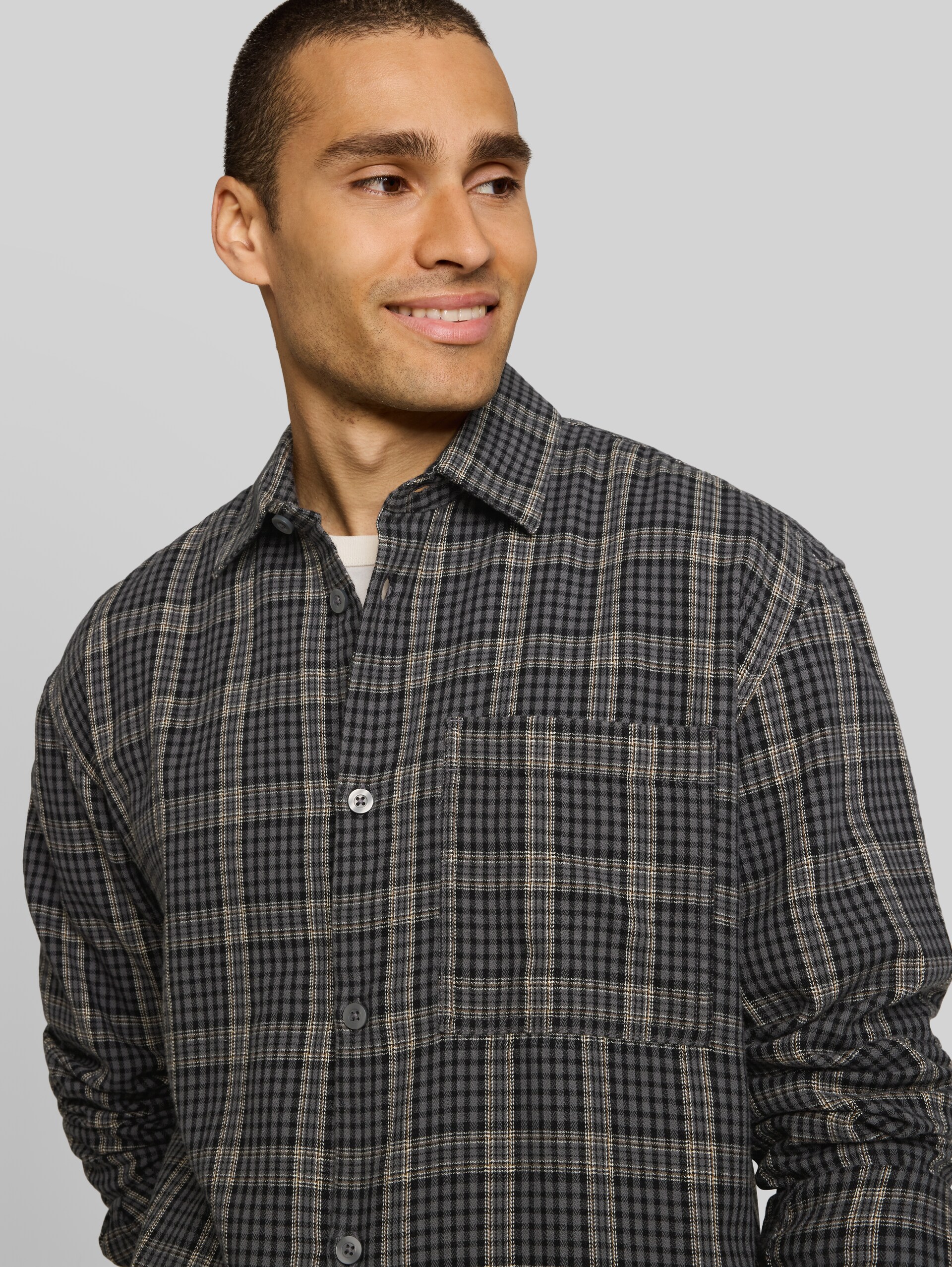 Loose Fit Hemd mit Karomuster - grey check - Detail-Model-Ansicht