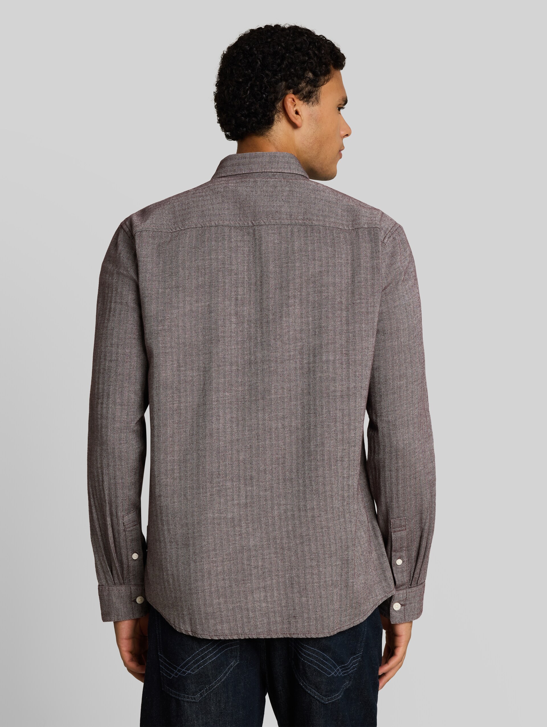 Regular Fit Hemd mit Brusttasche - light purple herringbone - Auschnitt Model-Rückansicht