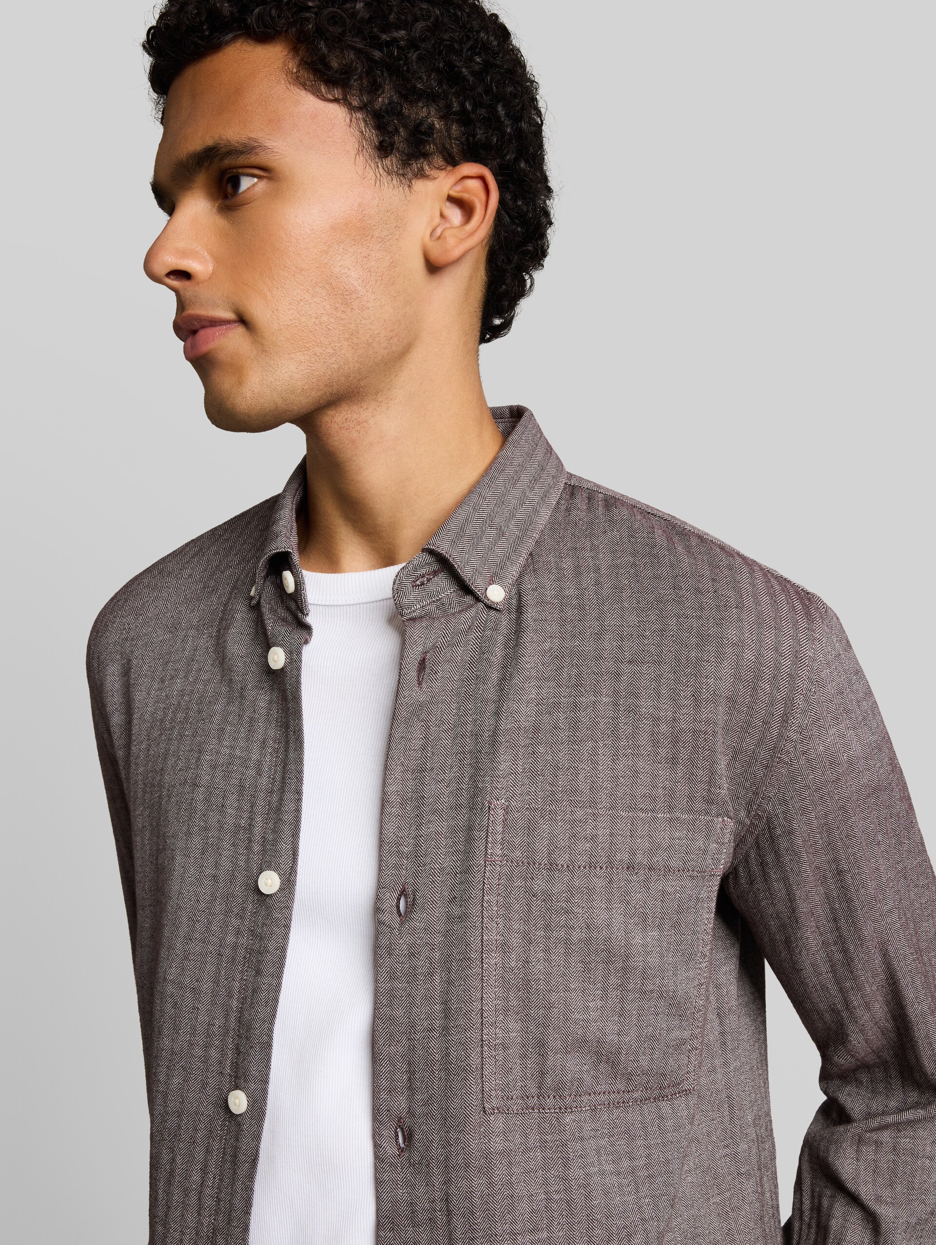 Regular Fit Hemd mit Brusttasche - light purple herringbone - Detail-Model-Ansicht