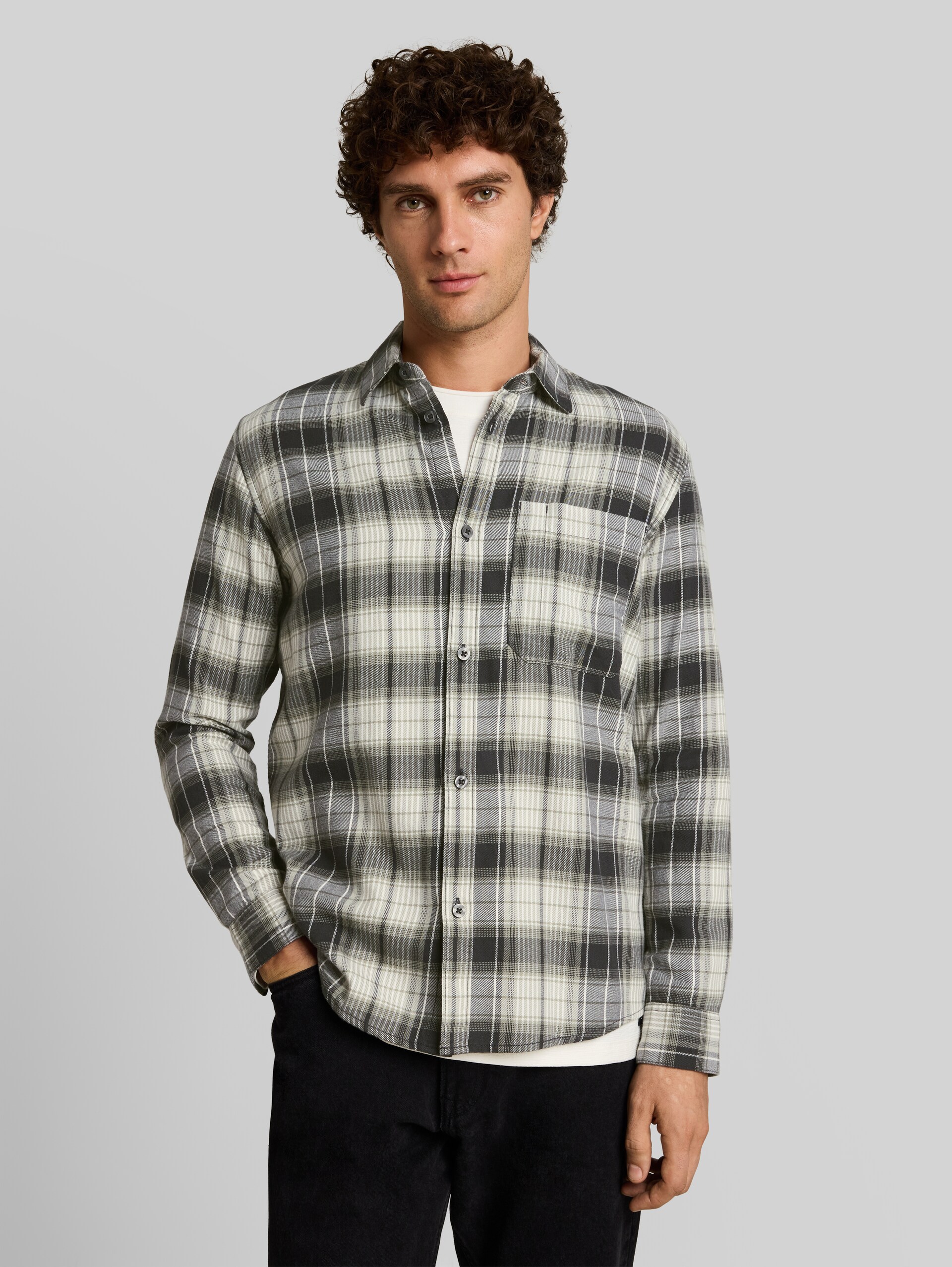 Relaxed Fit Hemd mit Karomuster - coal grey green check - Ausschnitt Model-Vorderansicht