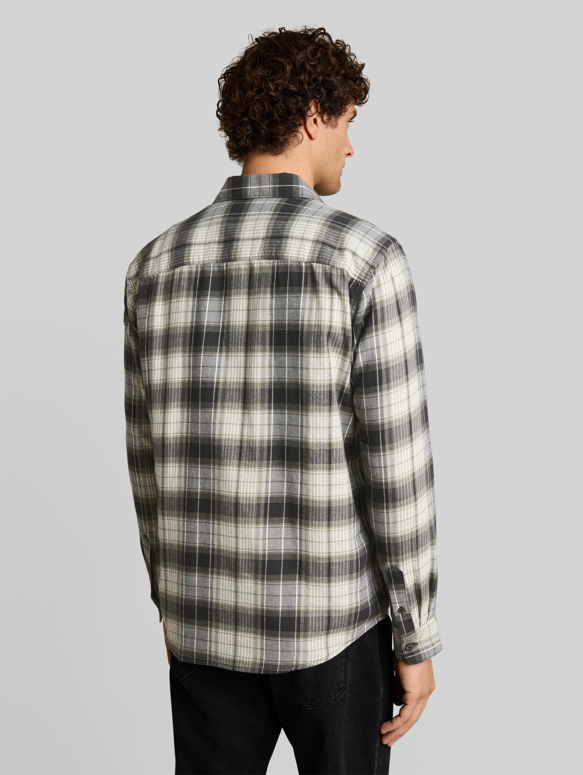 Relaxed Fit Hemd mit Karomuster - coal grey green check - Auschnitt Model-Rückansicht