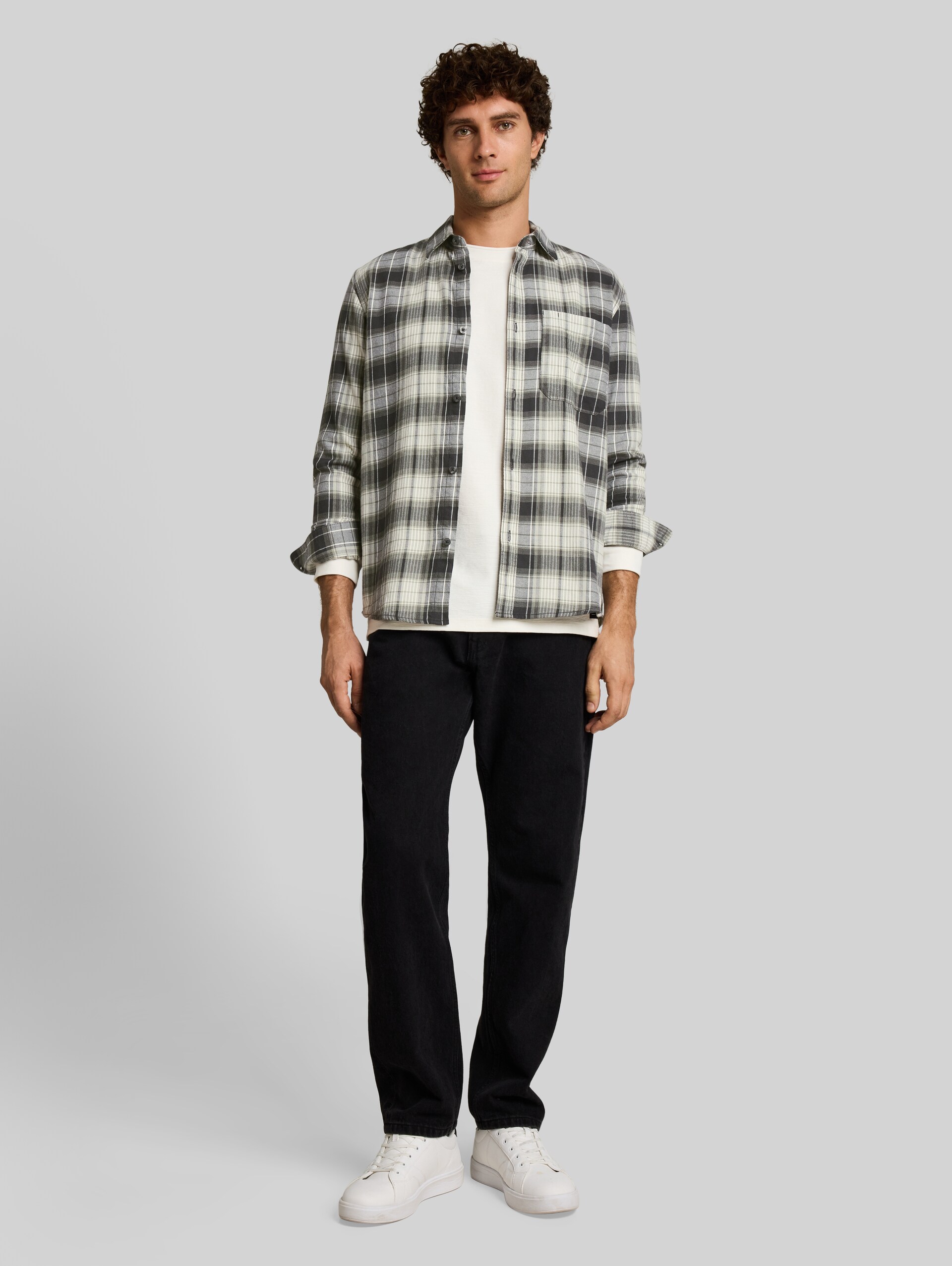 Relaxed Fit Hemd mit Karomuster - coal grey green check - Model-Vorderansicht