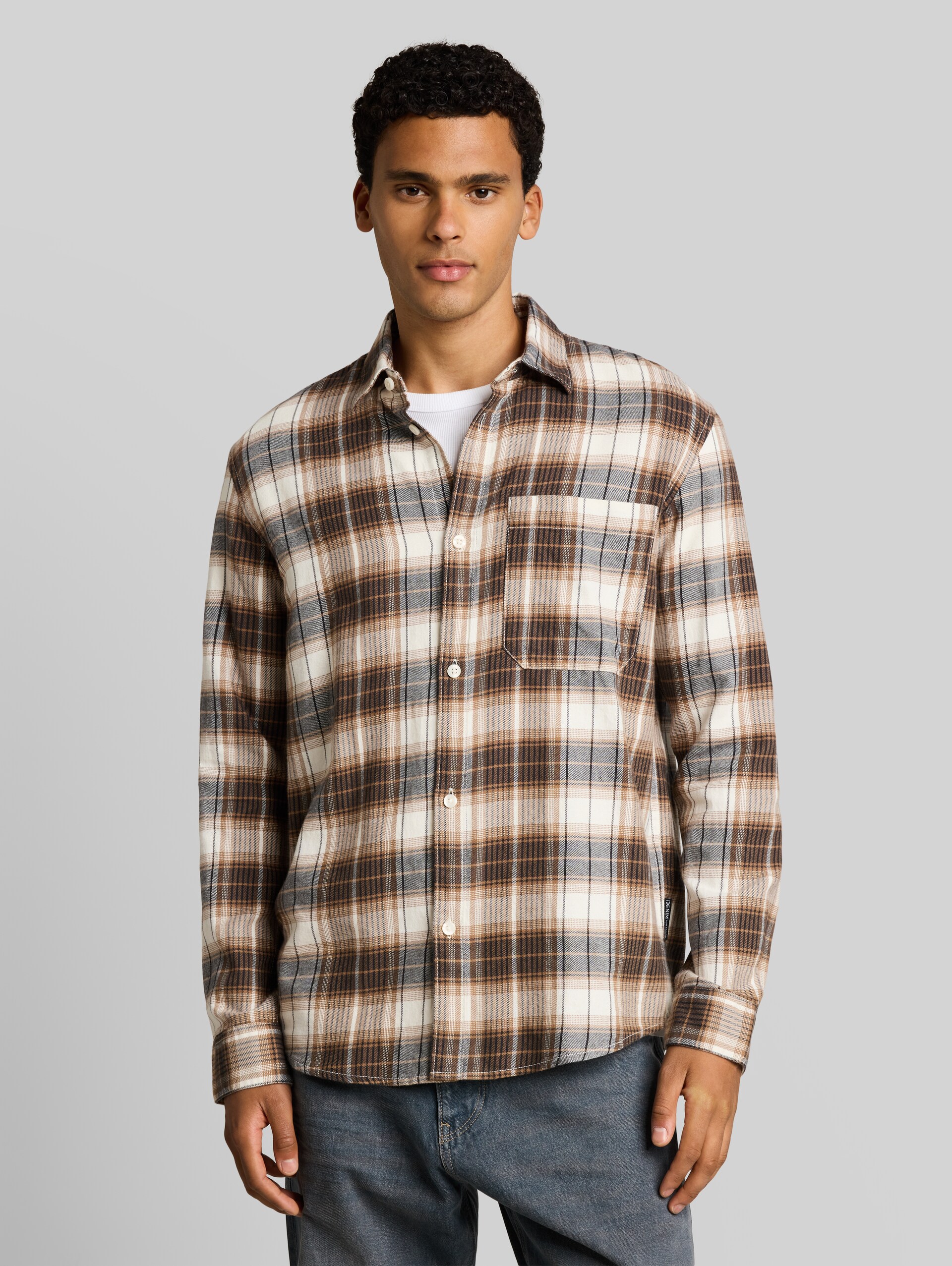 Chemise à carreaux coupe décontractée - off white brown check - Découpe Vue de face du modèle