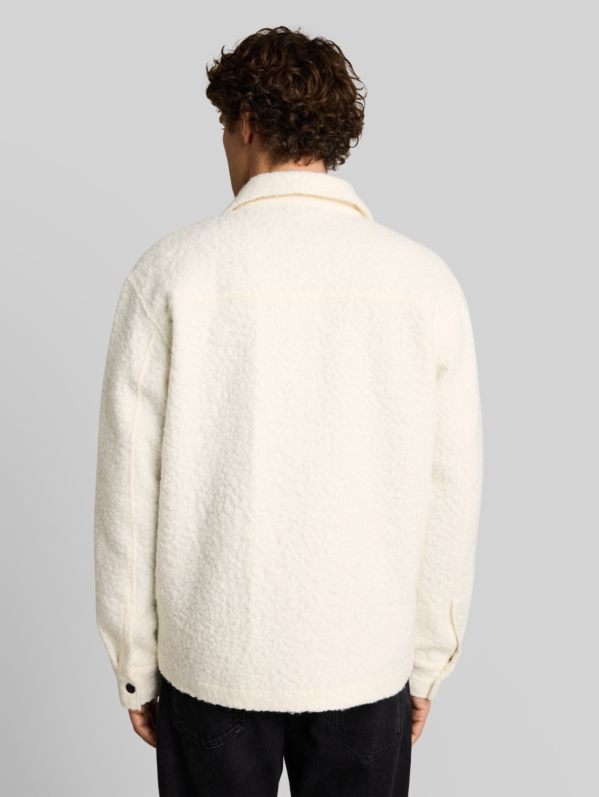 Overshirt in Woll-Optik - Gardenia White - Auschnitt Model-Rückansicht
