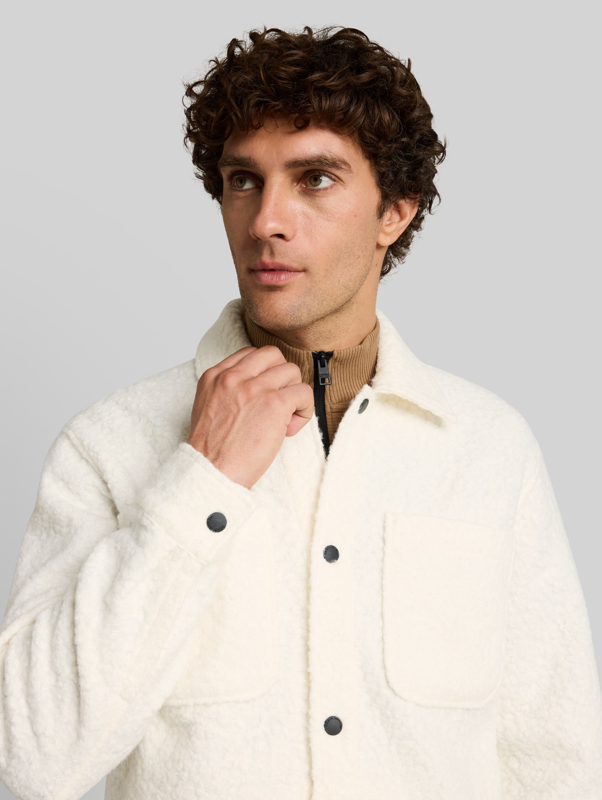 Overshirt in Woll-Optik - Gardenia White - Detail-Model-Ansicht
