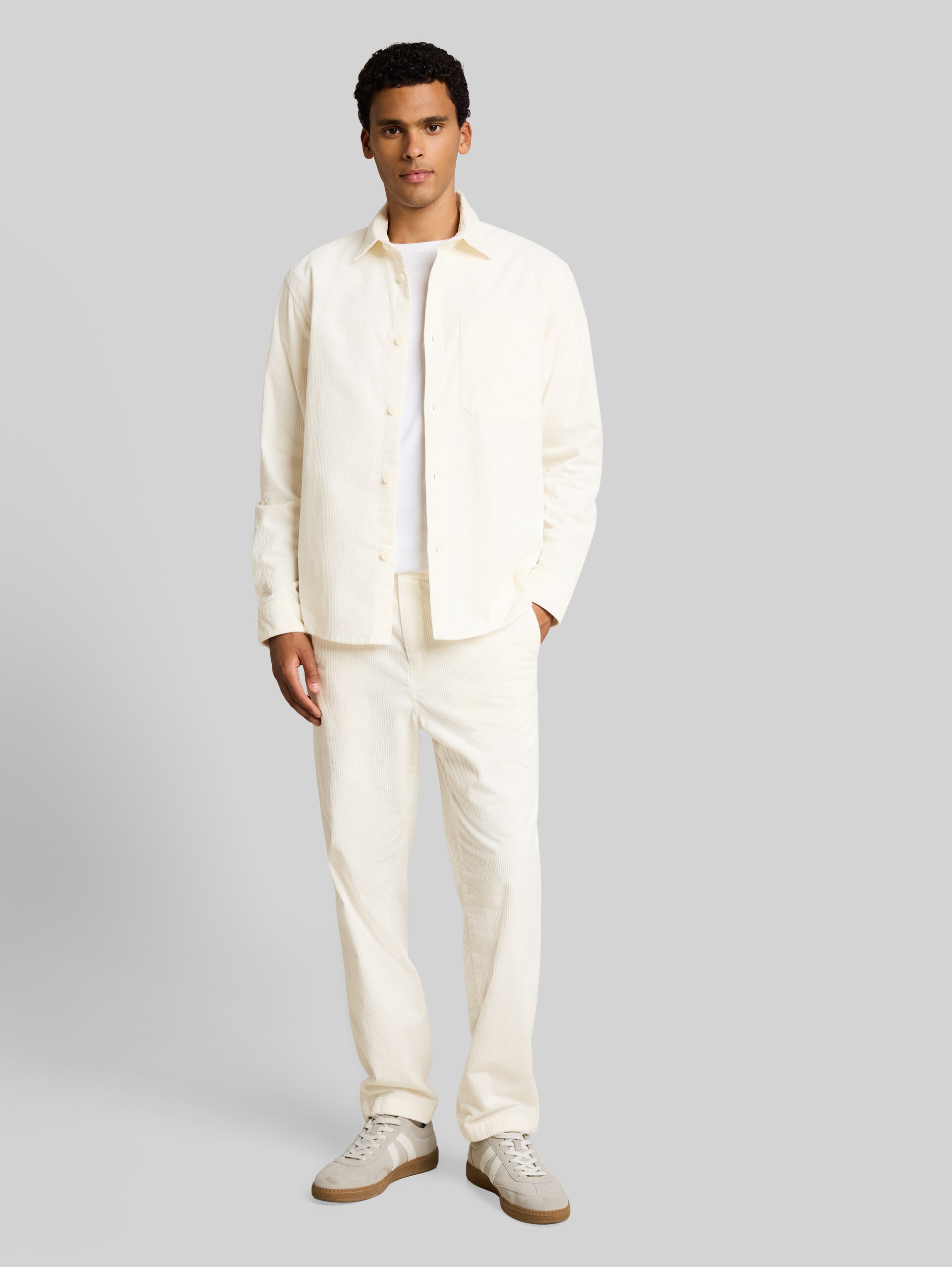 Relaxed Fit Cordhose - Gardenia White - Model-Vorderansicht
