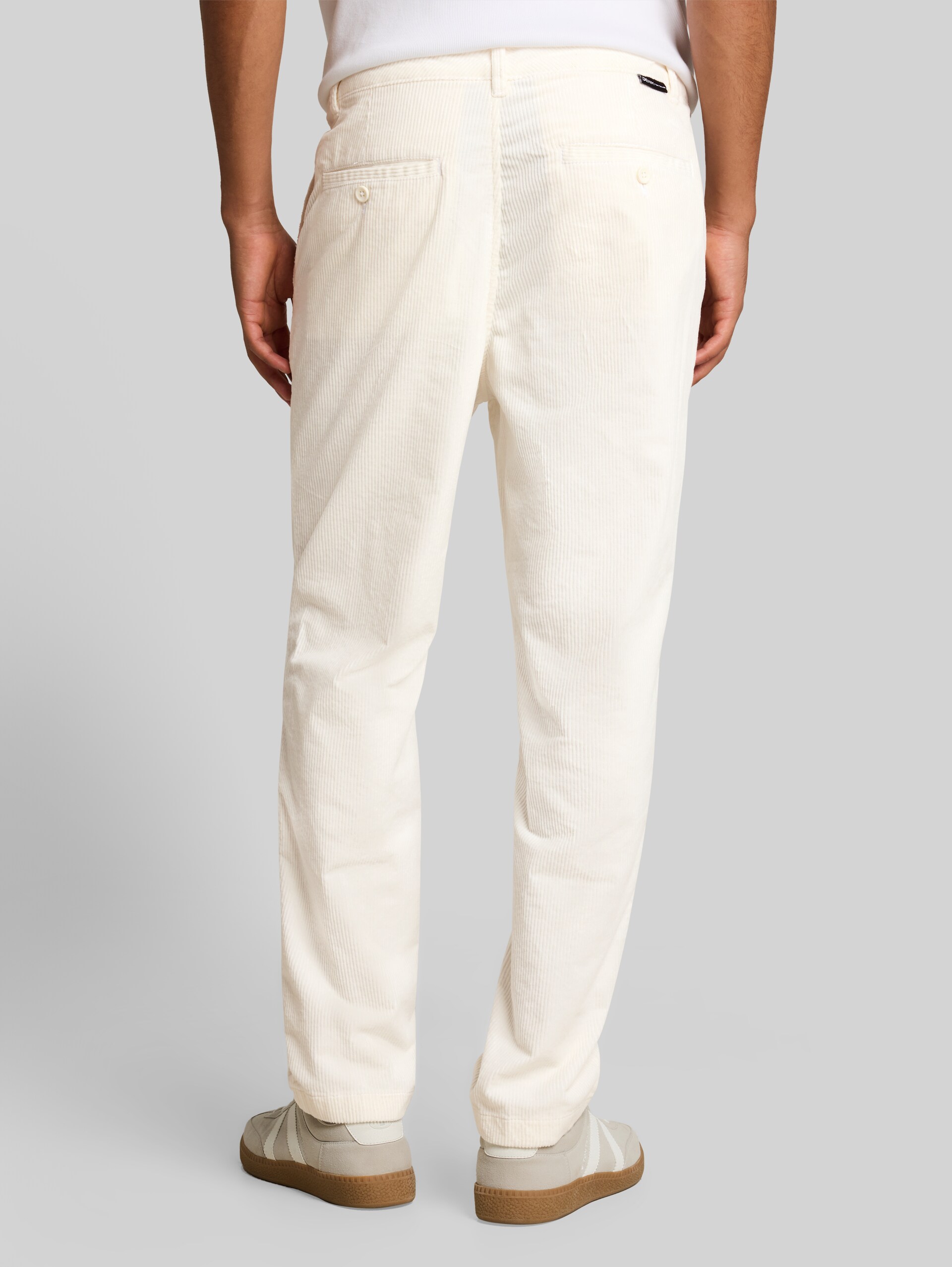 Relaxed Fit Cordhose - Gardenia White - Auschnitt Model-Rückansicht