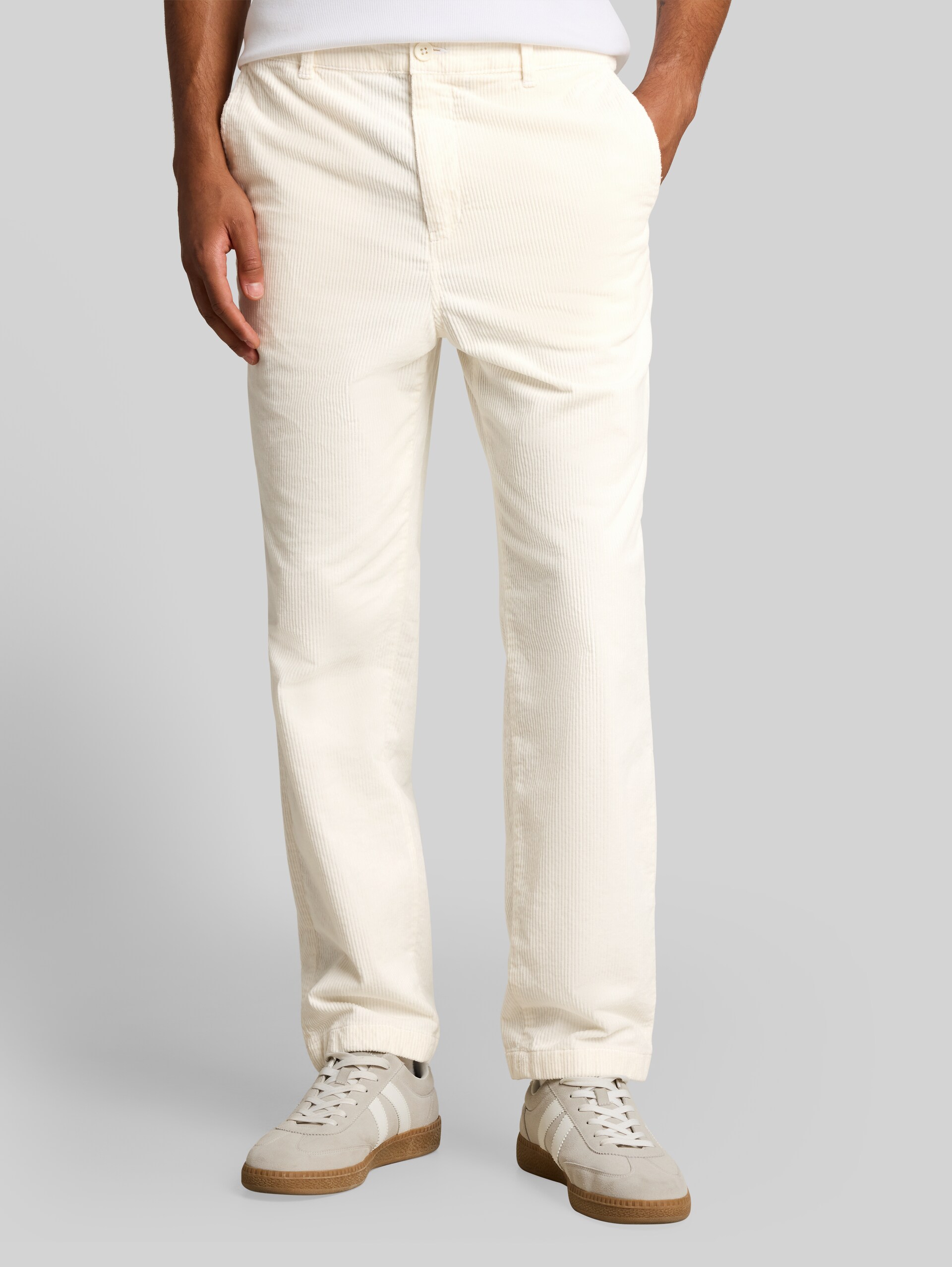 Relaxed Fit Cordhose - Gardenia White - Ausschnitt Model-Vorderansicht