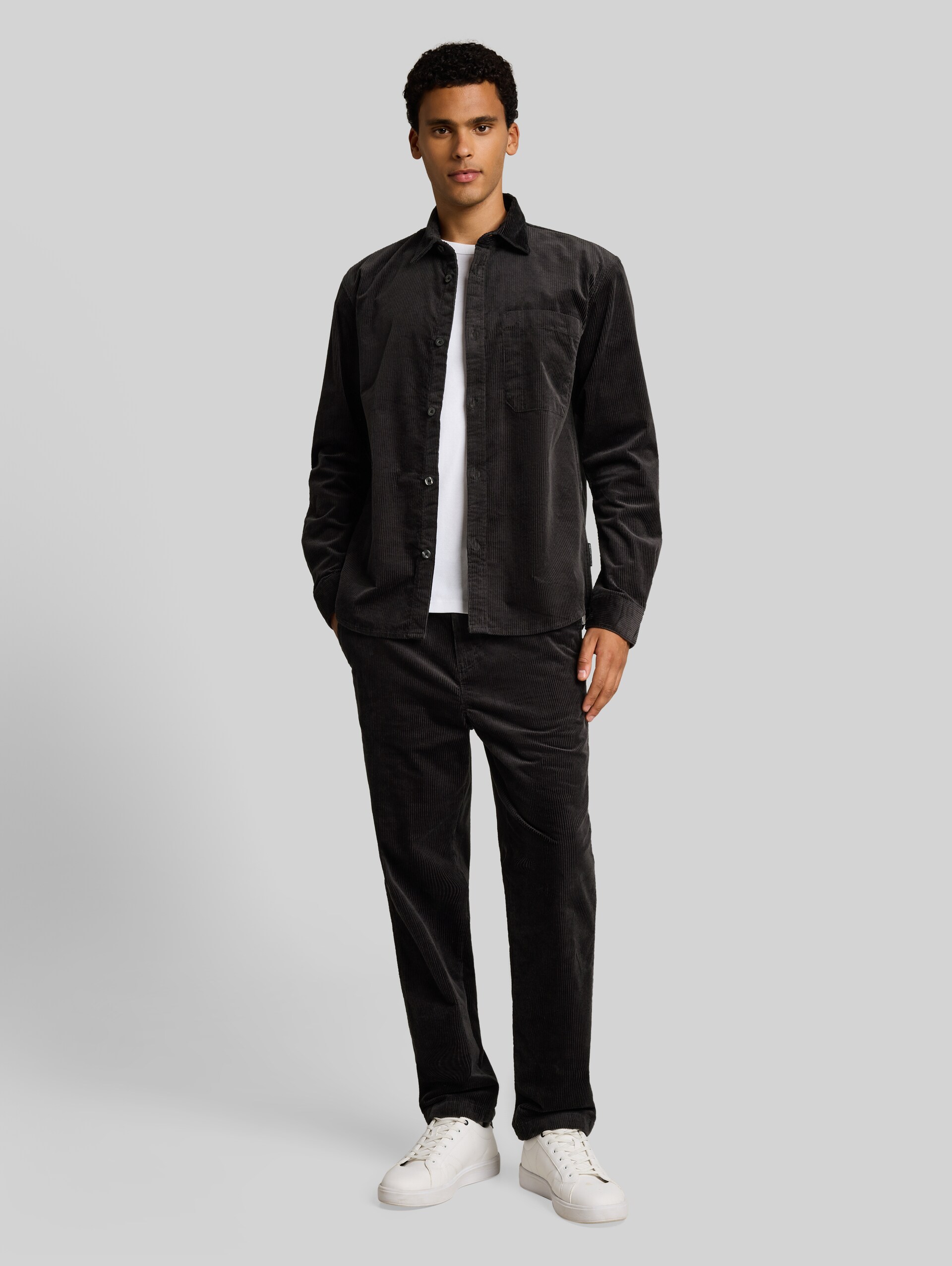 Relaxed Fit Cordhose - coal grey - Model-Vorderansicht