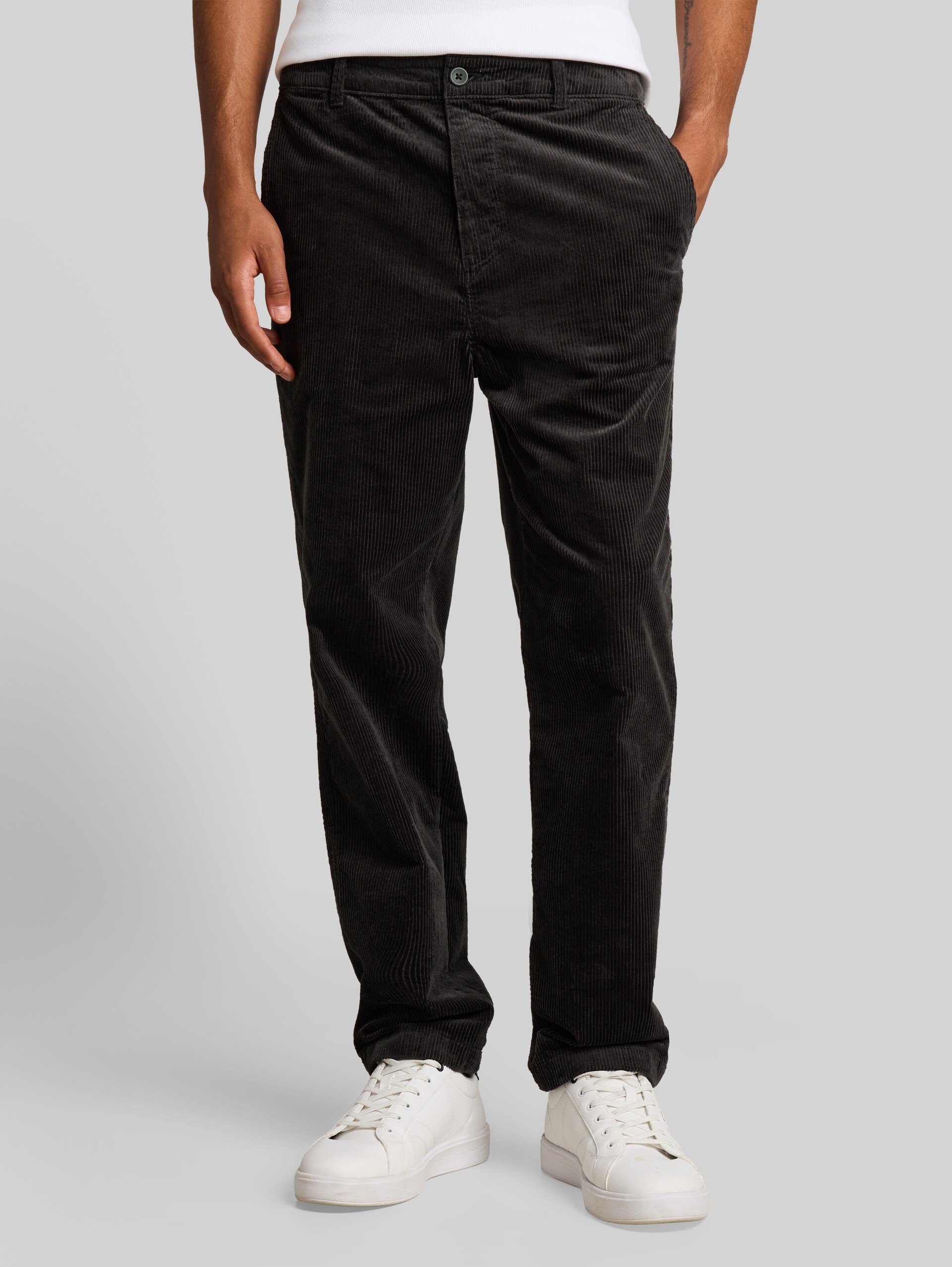 Relaxed Fit Cordhose - coal grey - Ausschnitt Model-Vorderansicht