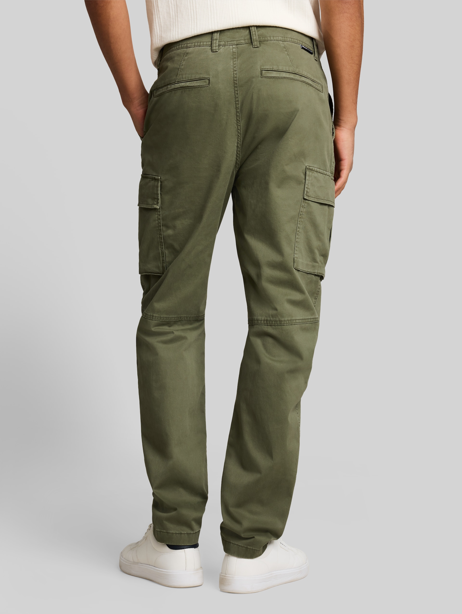 TTREGULAR Cargo Hose - urban olive green - Auschnitt Model-Rückansicht
