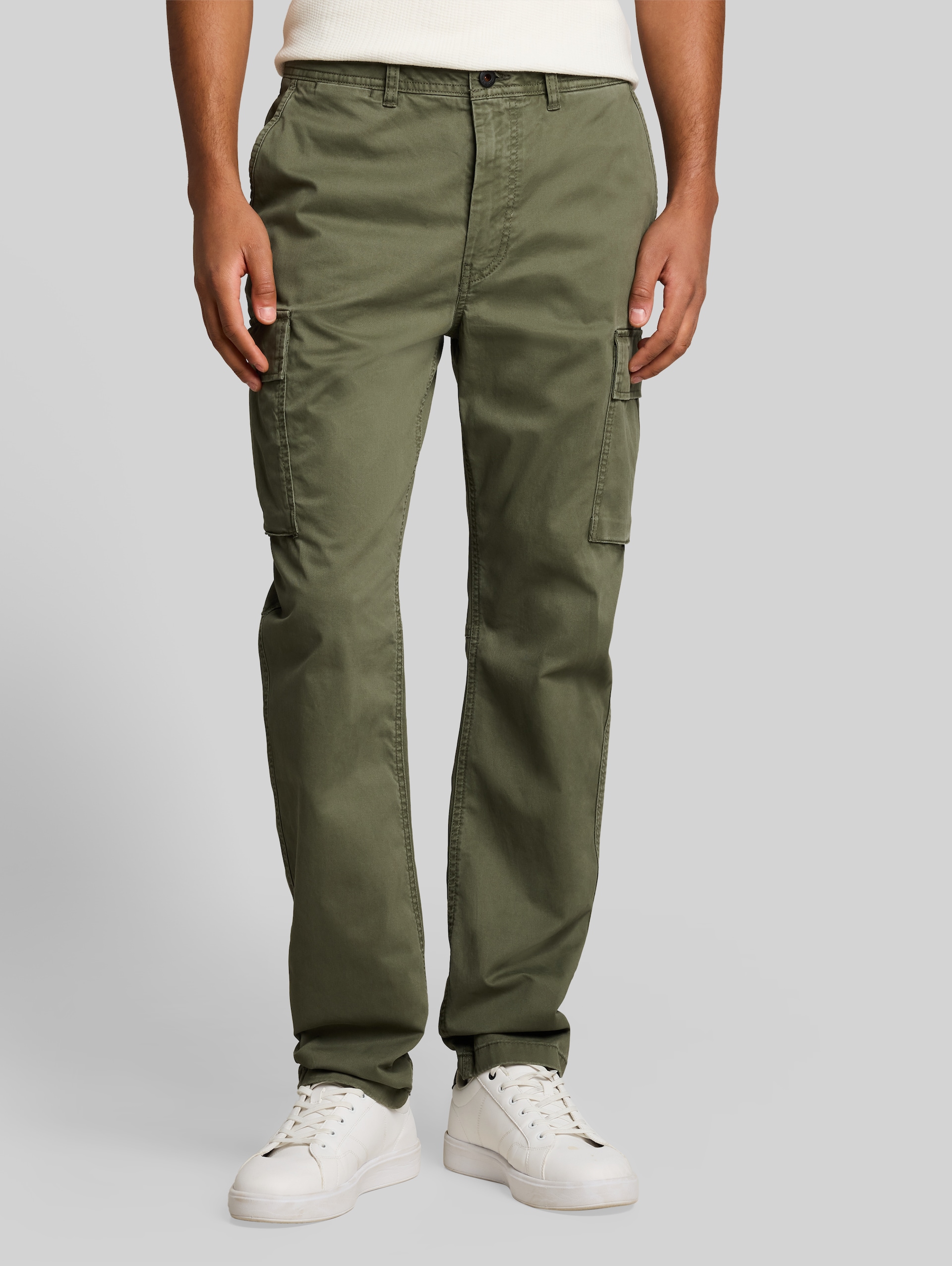 TTREGULAR Cargo Hose - urban olive green - Ausschnitt Model-Vorderansicht